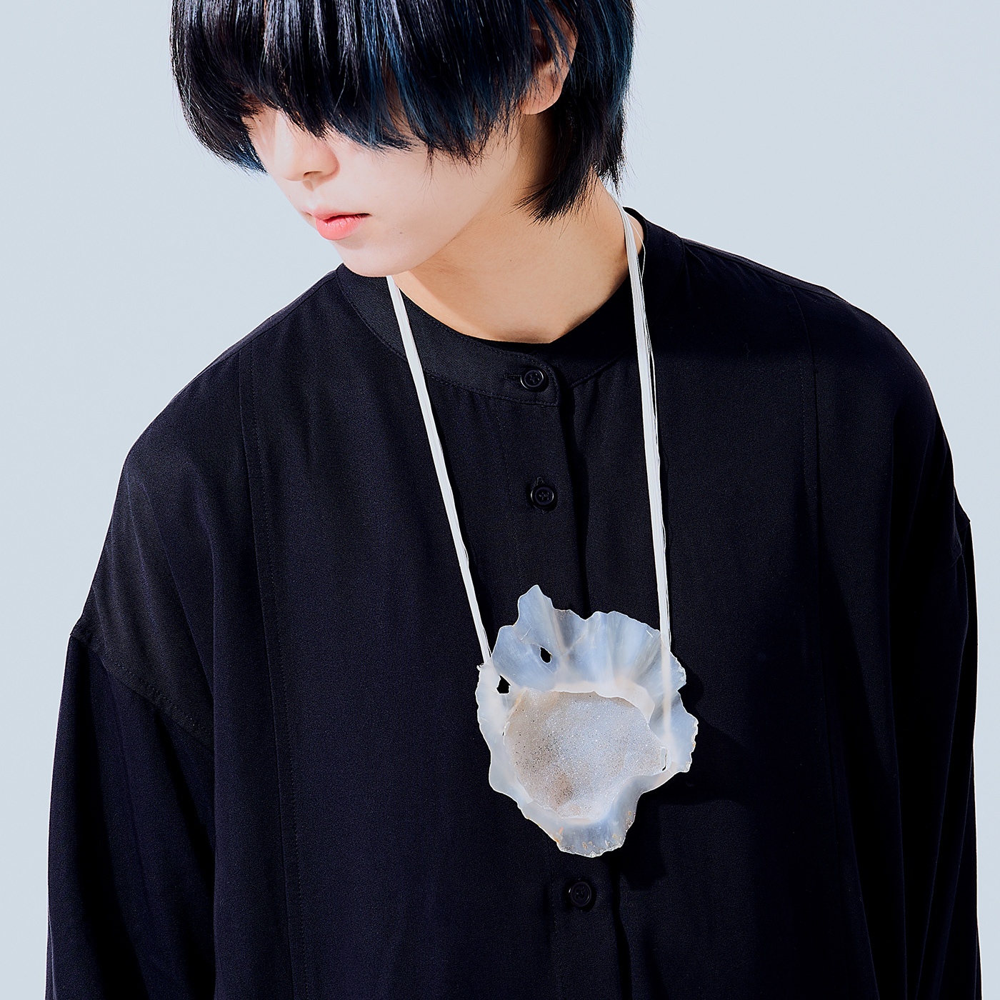Yurika Kuwabara/『The Heart #01』/135x110x20mm/2021/agate, silver, silk thread/Photographer: Kumon Kazunari