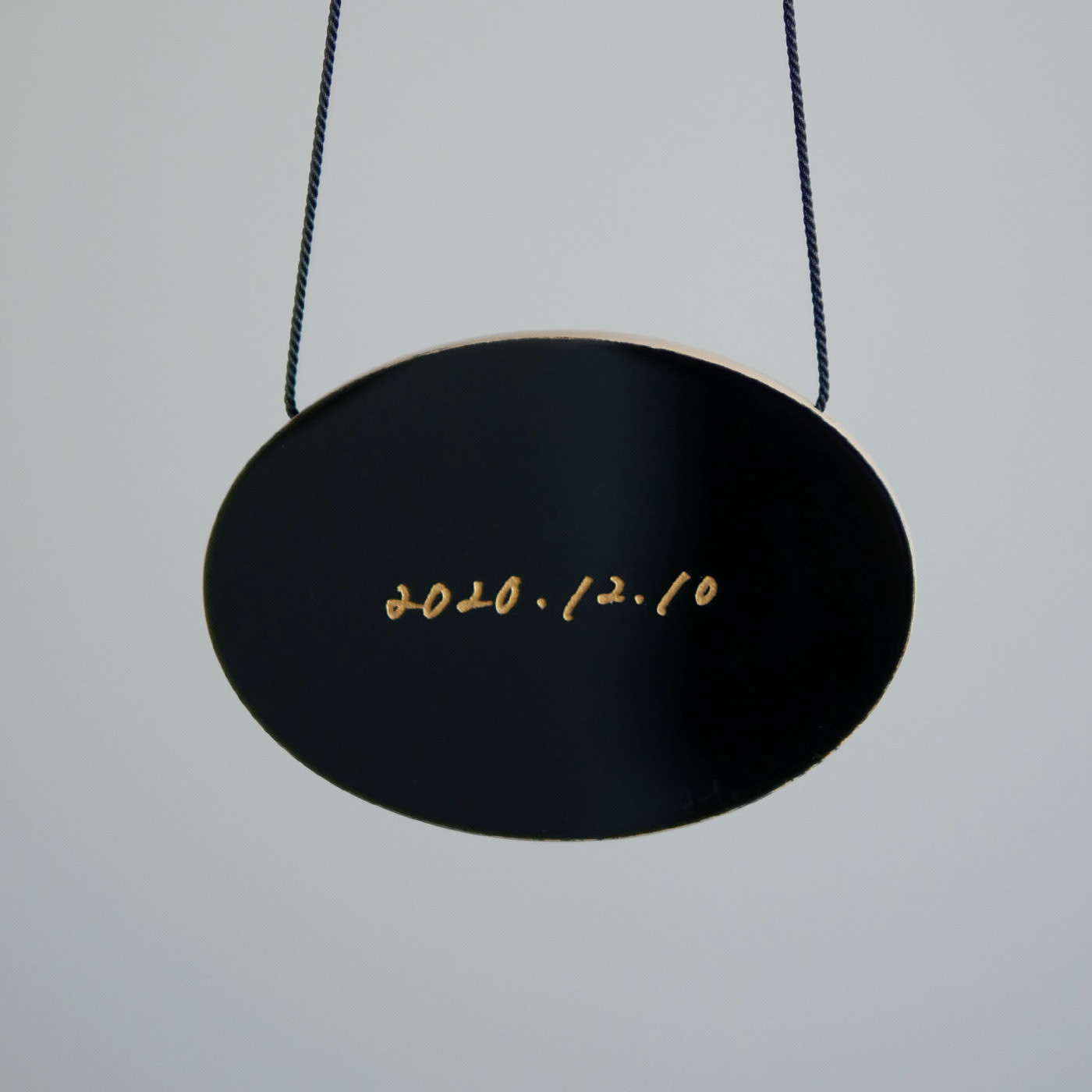 Misato Seki/「fade - 20201210」/50x70x5mm/2021/Japanese lacquer (Urushi), wood, Japanese paper, pigment, gold, aluminum, silk cord/Photographer: Daisuke Kato