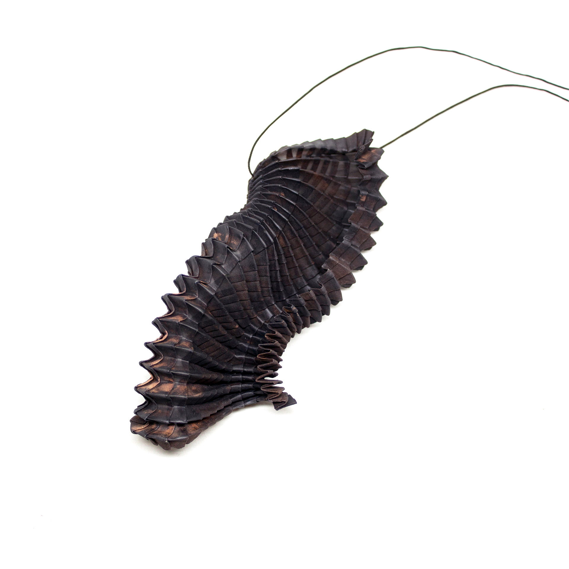 Ryota Watanabe/paradigm shift/50x60mm/2019/copper, urethane resin, string/Photographer: Jingyuan Chen