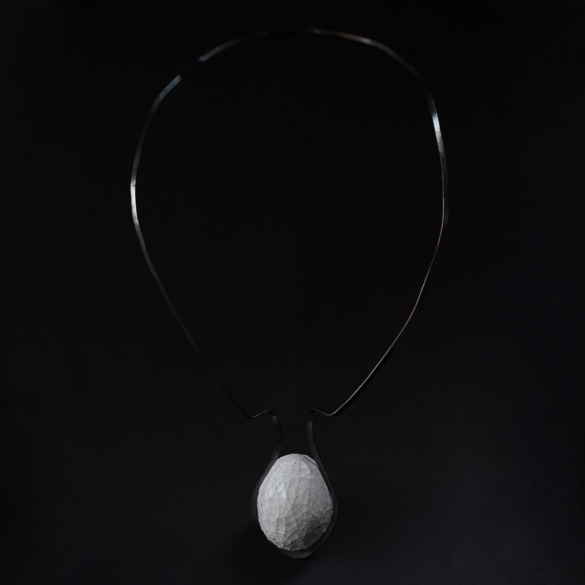 Koda Ayano/Inside out/380x170mm/2021/Eggshell, Brass/Photographer: Qiran Xu