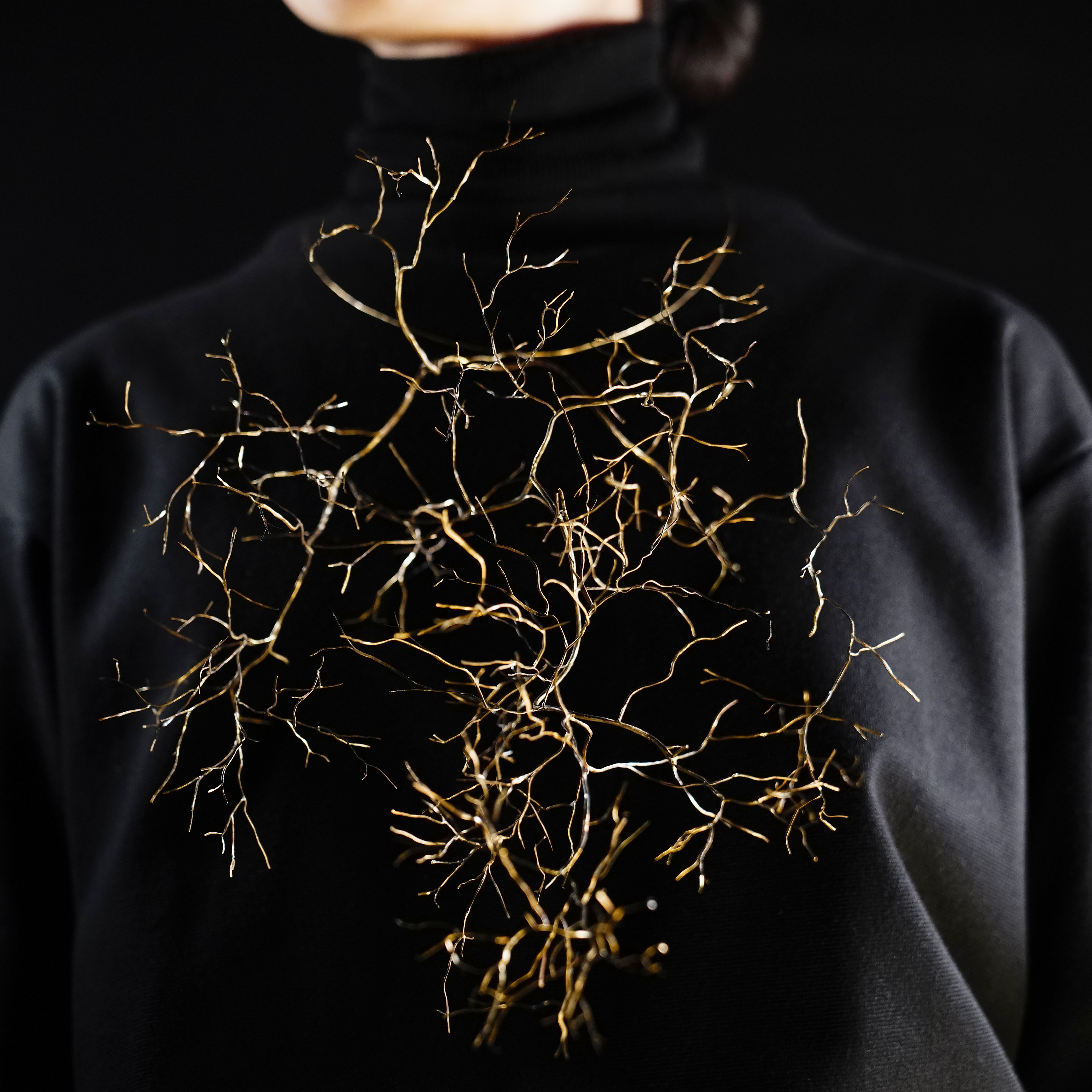 Eriko Komatsubara/transparent line/300x150x400mm/2021/brass/Photographer: Kaneko Akihiko