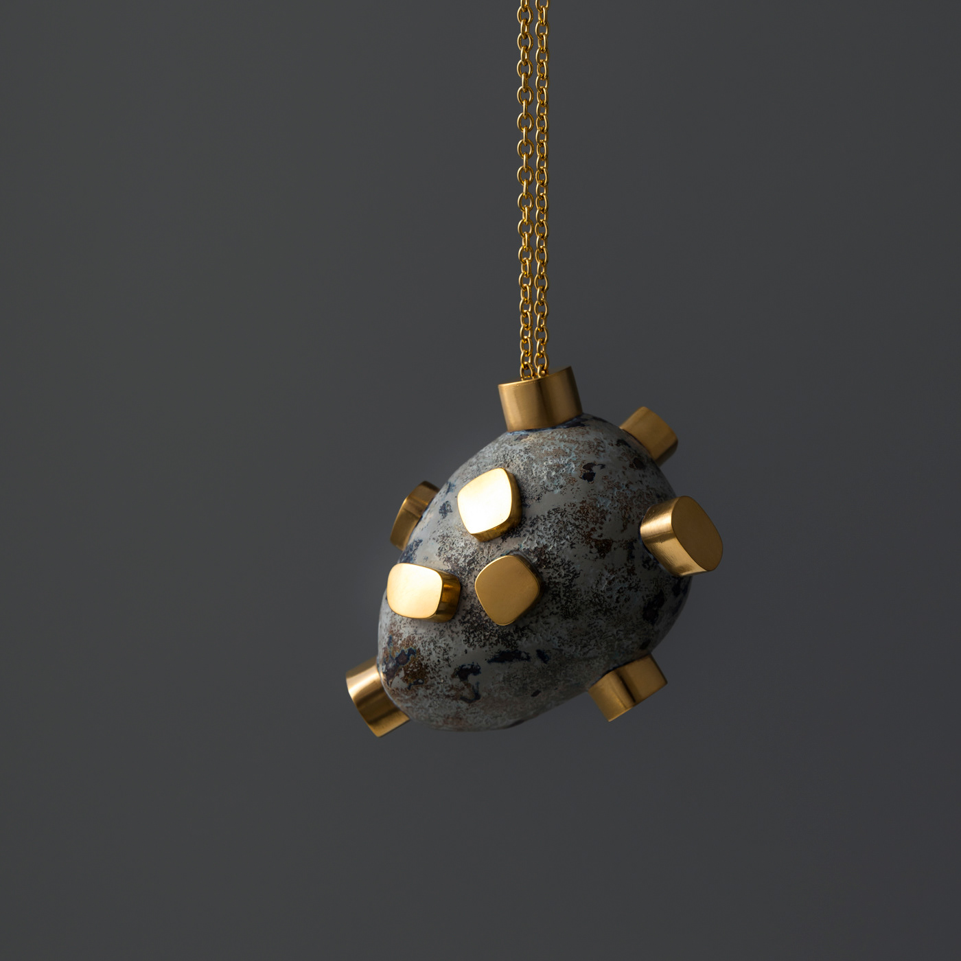 Yuki Sumiya/Twinkle planet/60x50x45mm/2021/Stocking, Urushi, Color pigment, Sand, 24K plated silver925, Gold plated stainless chain