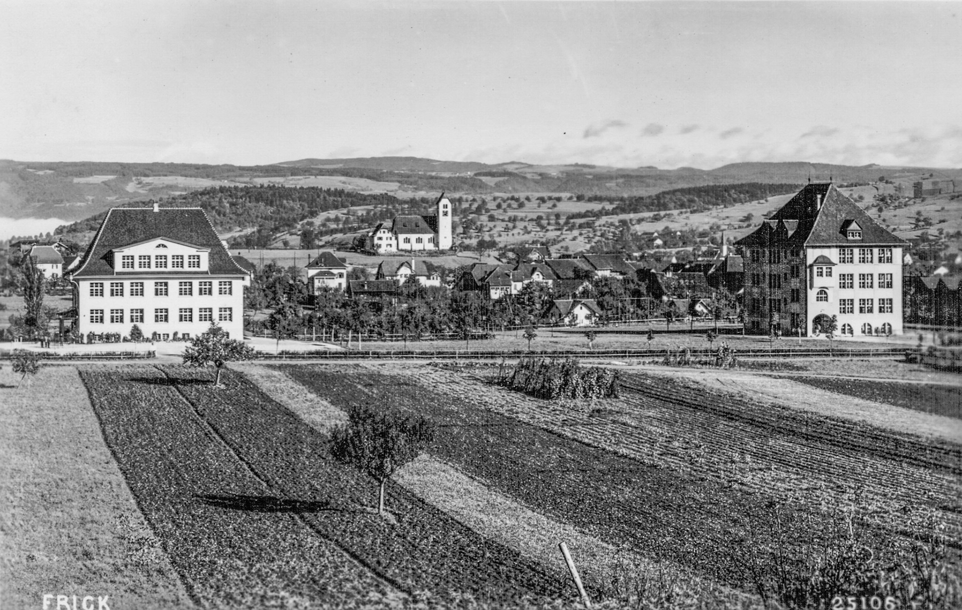1942 Schule Dorf mit ref. Kirche