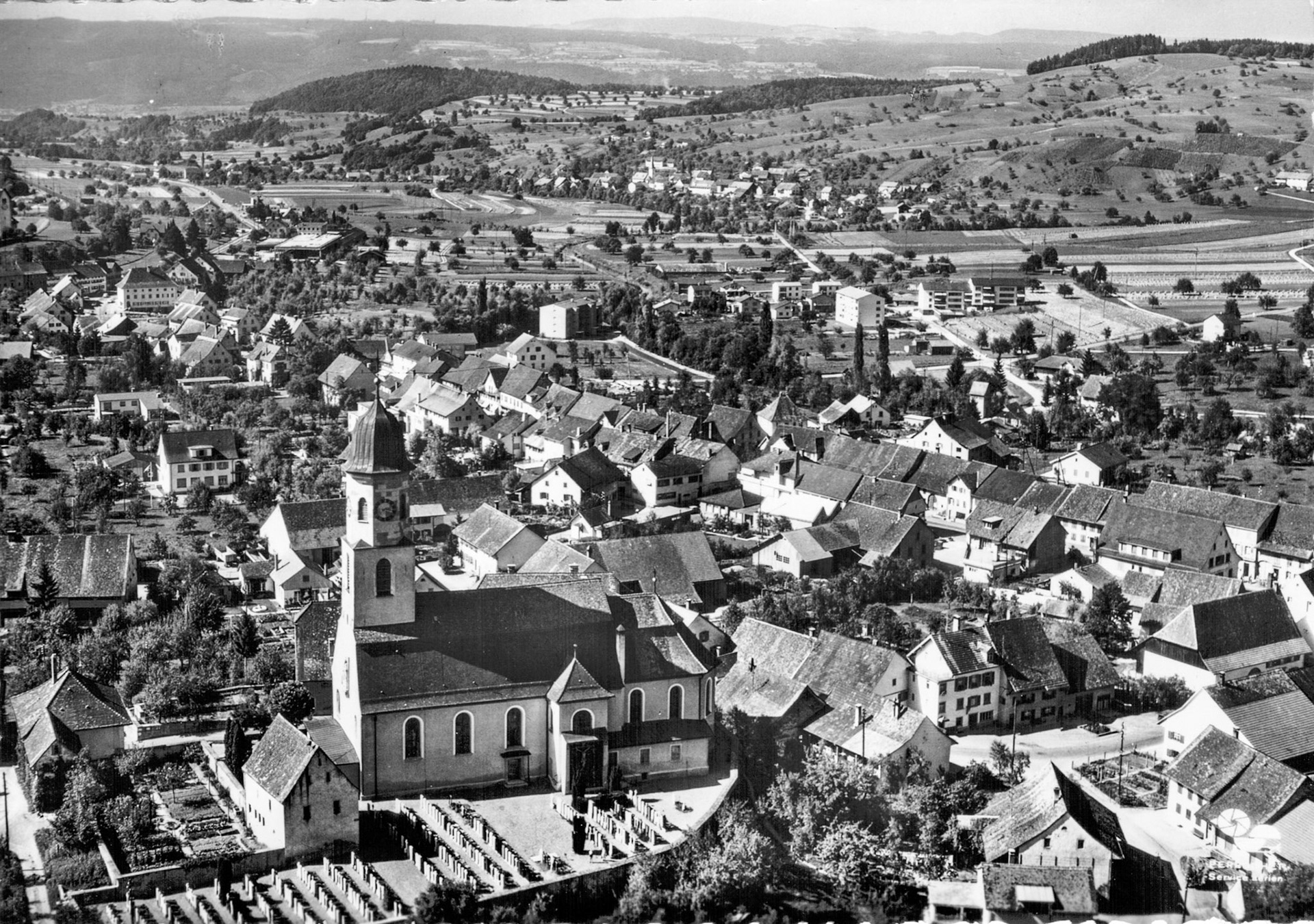 1970 Dorfansicht mit kath. Kirche