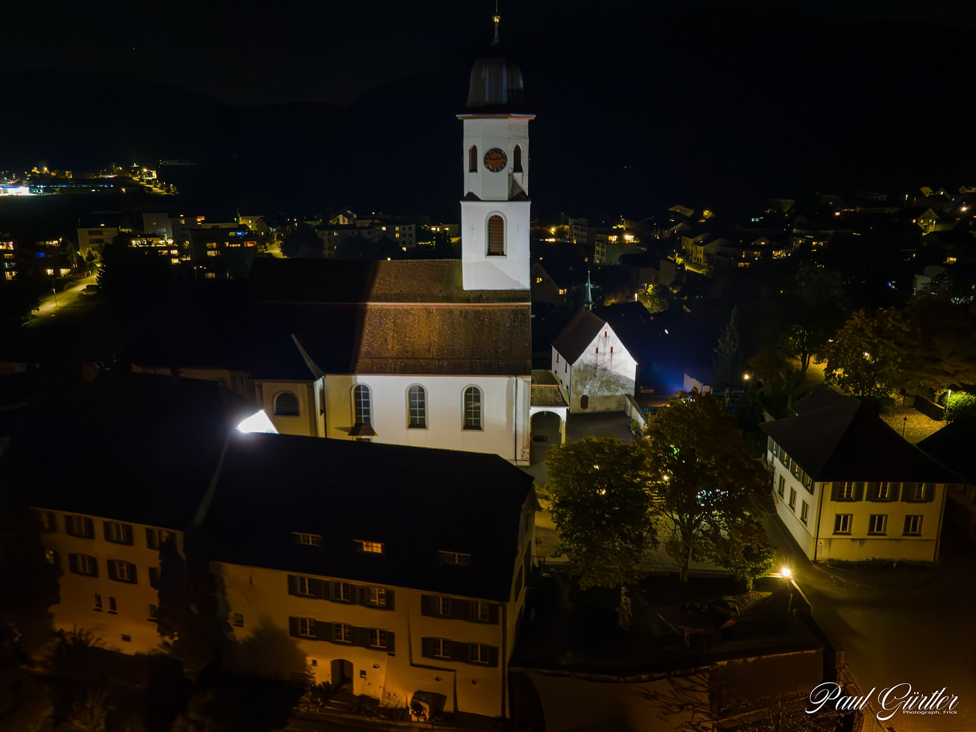 kath. Kirche bei Nacht