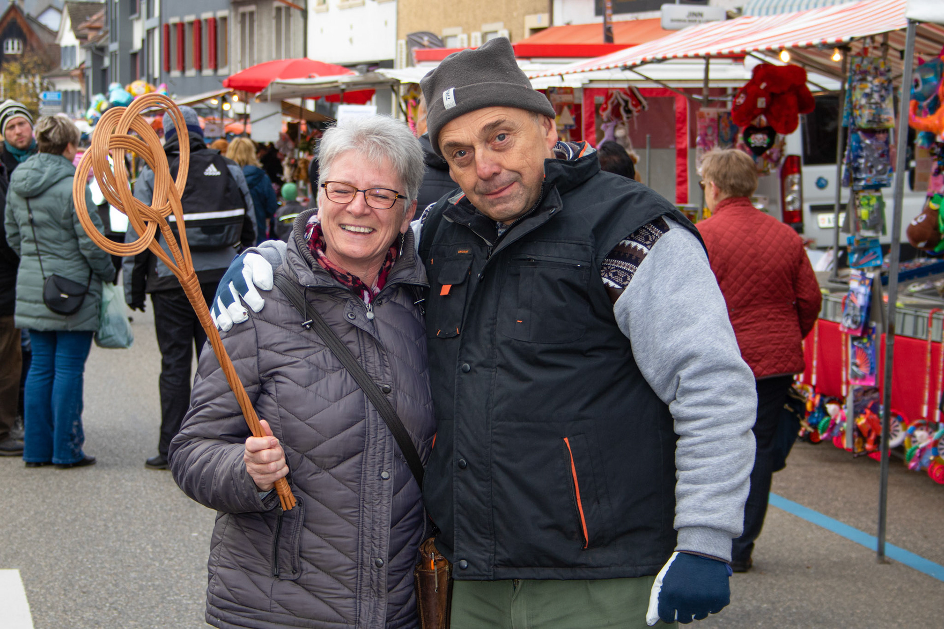 Korbflechter im Verkaufsgespräch