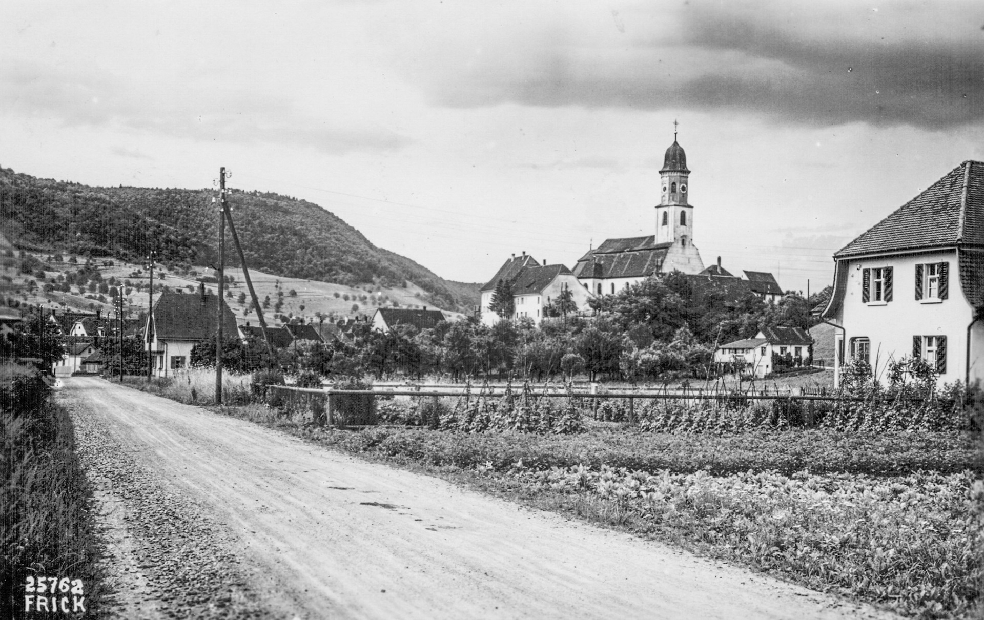 1933 Schulstrasse mit kath. Kirche