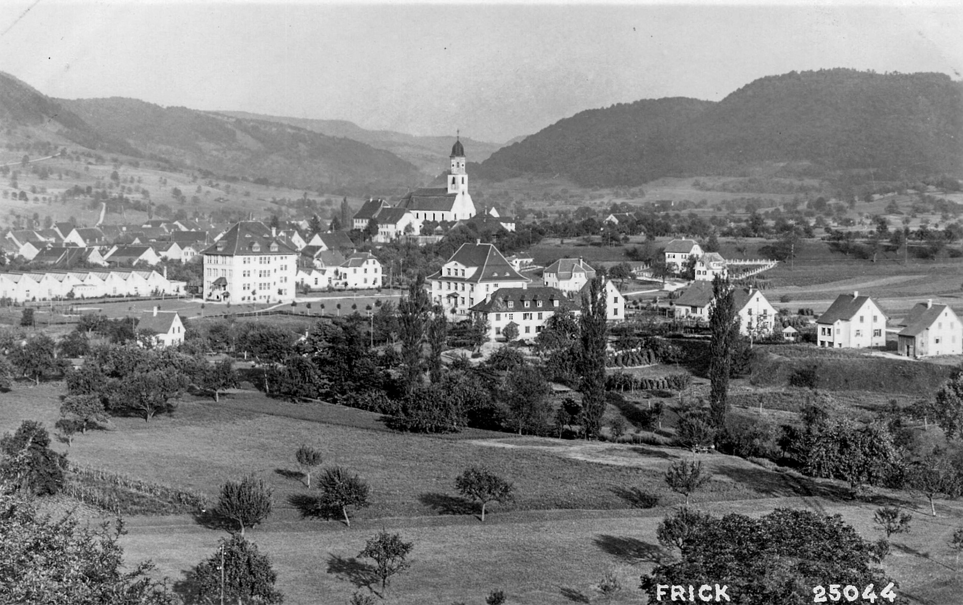 1930 Dorfansicht mit Schule und kath. Kirche