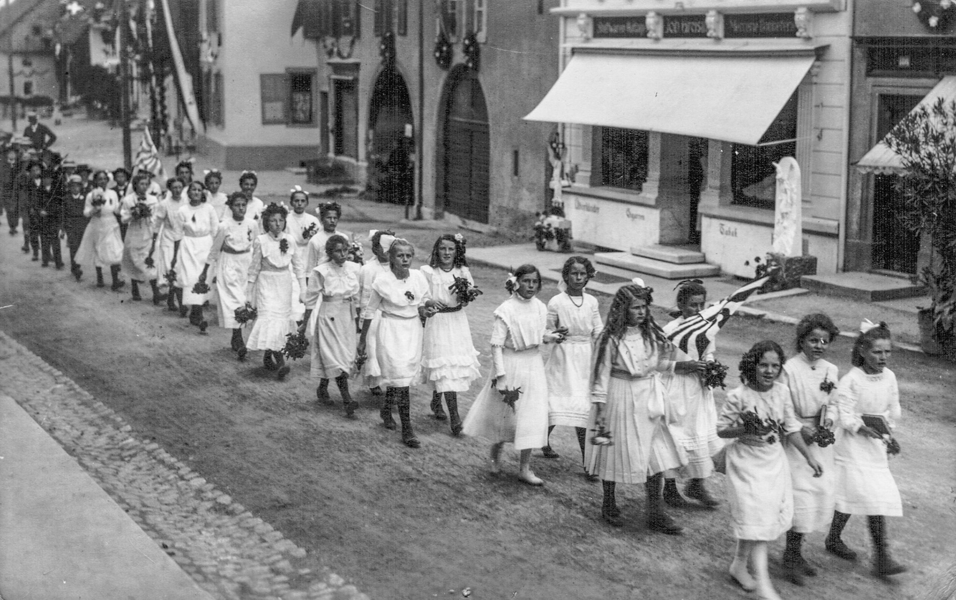 1913 Prozession Hauptstrasse Mitteldorf