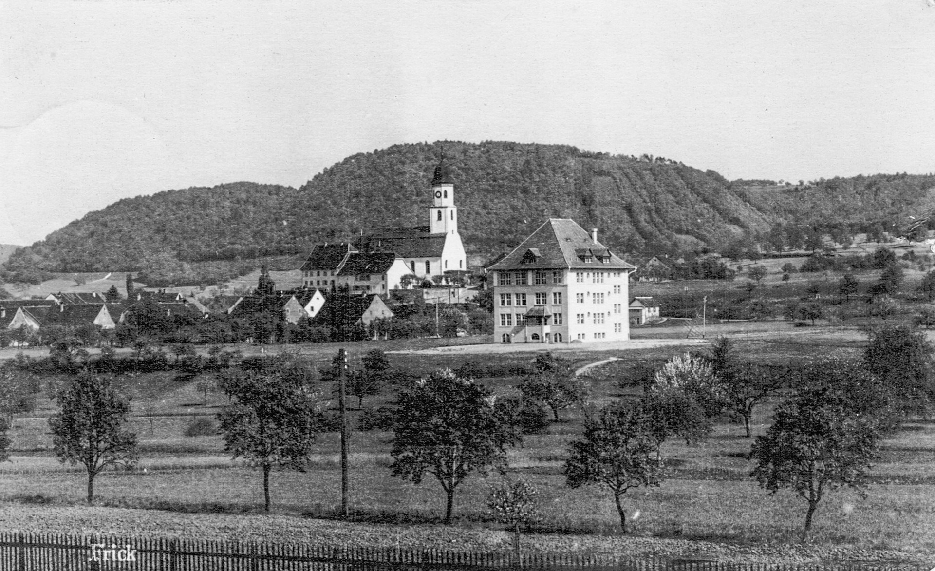 1914 Schulhaus und kath. Kirche