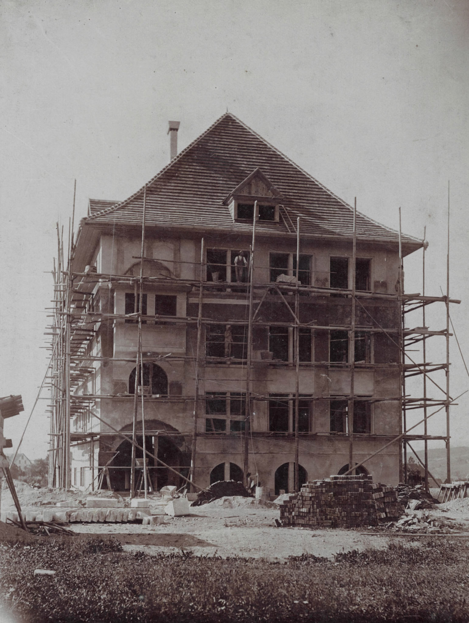 Schulhaus 1912 im Rohbau