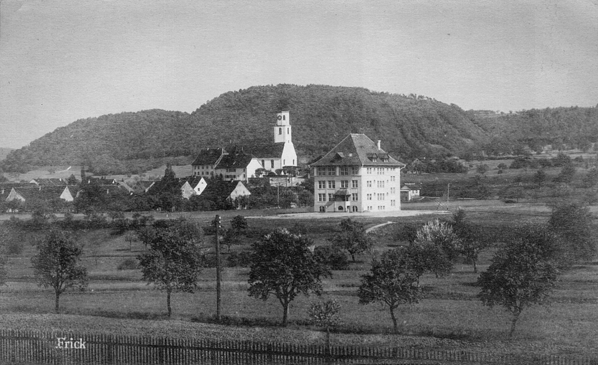 1920 Schulhaus 1912 und kath. Kirche