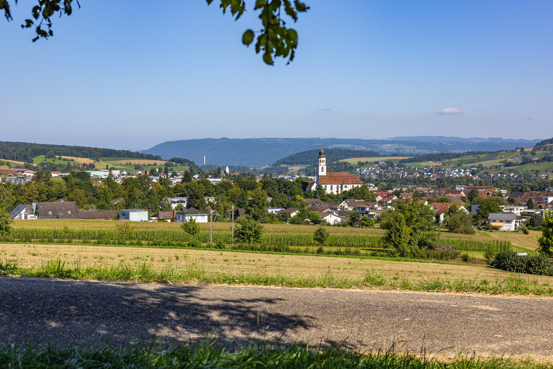 Dorfbild mit kath. Kirche