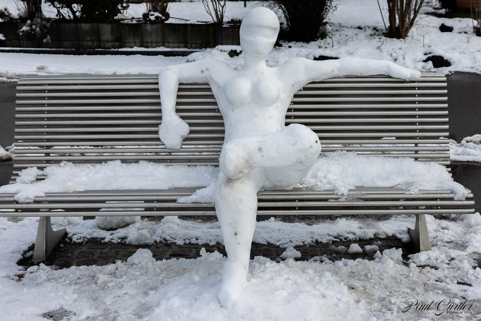 Schneefrau auf Bank