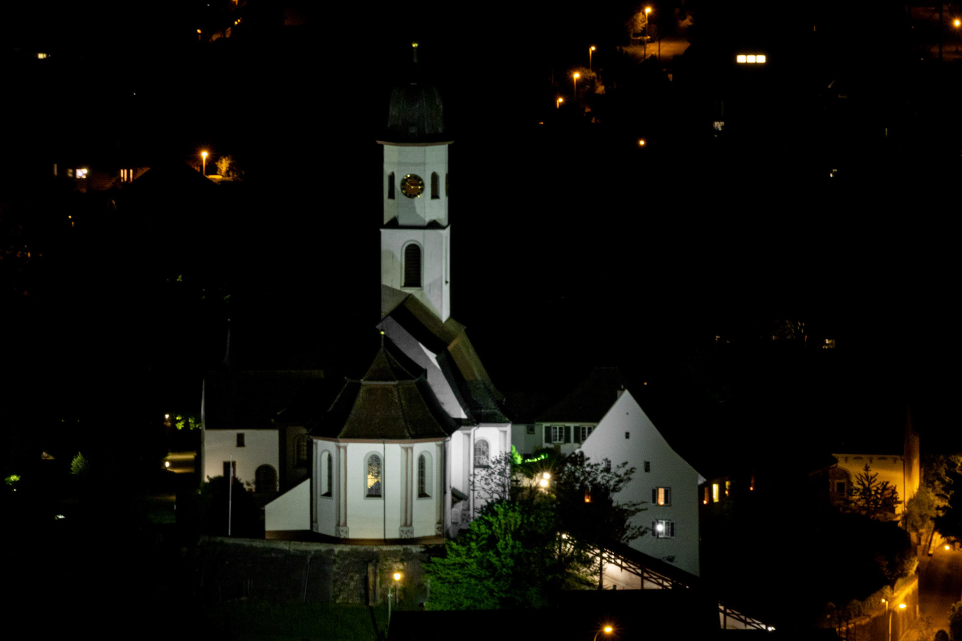 kath. Kirche bei Nacht