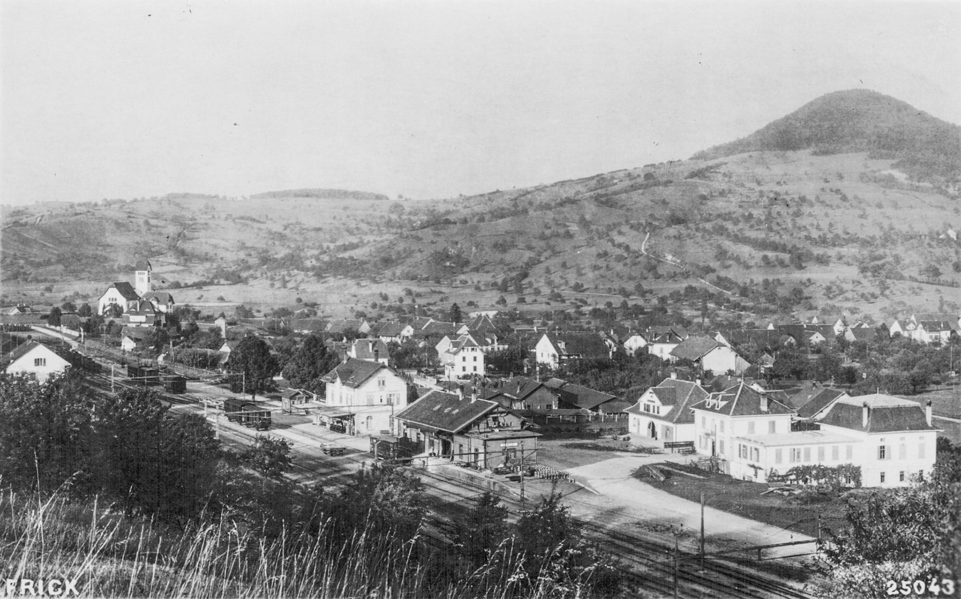 1932 Dorfansicht mit Bahnhofareal