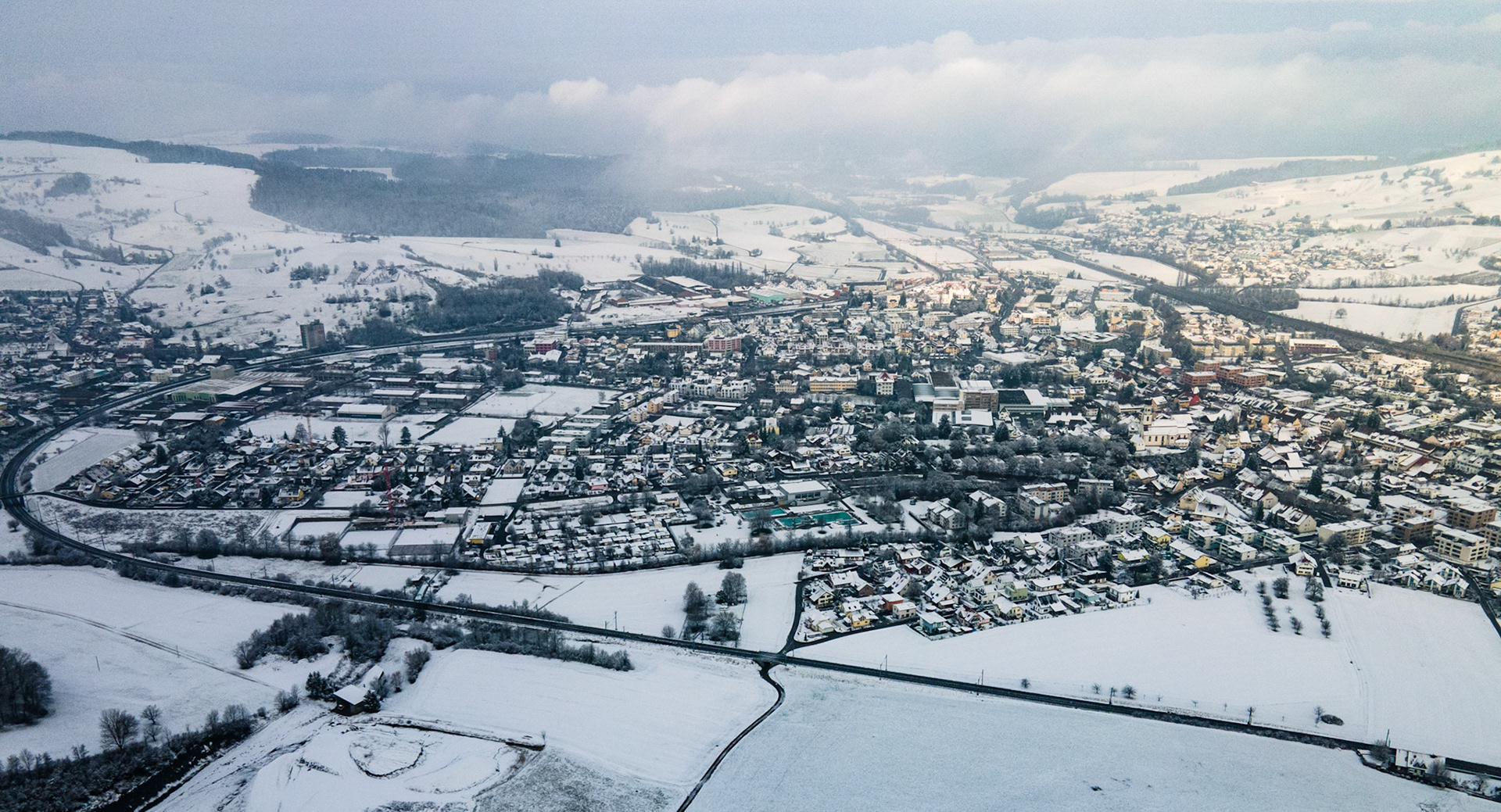 Dorf im Schneekleid mit Drohne
