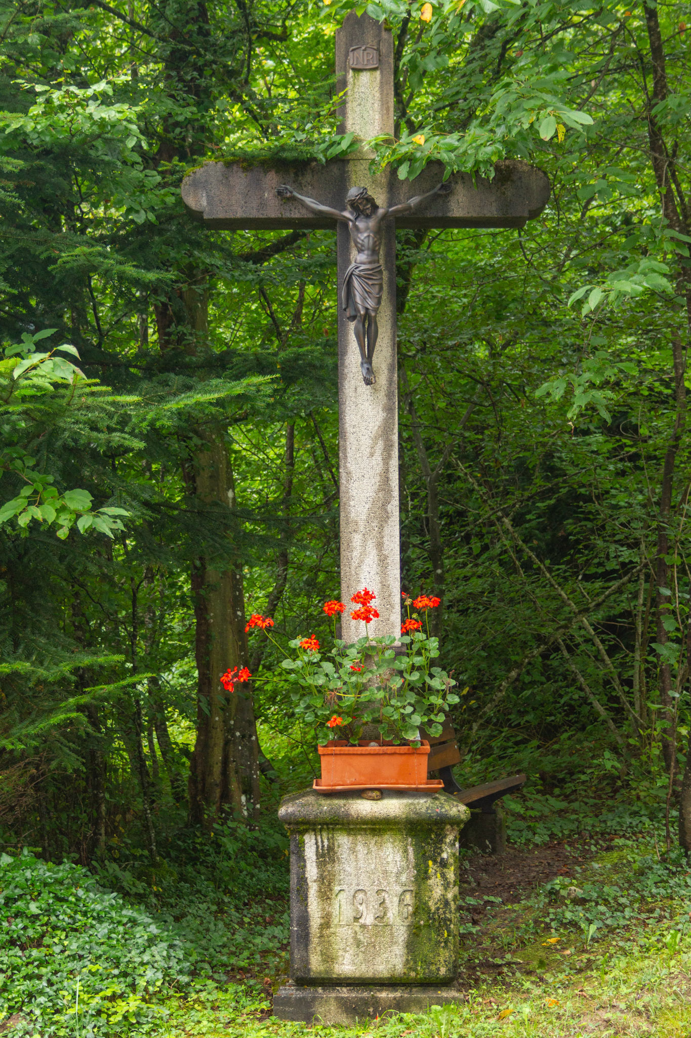 Kreuz im Moos