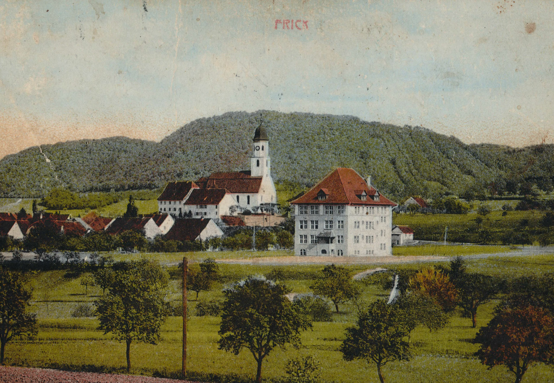 Schulhaus 1912 und kath. Kirche 1917