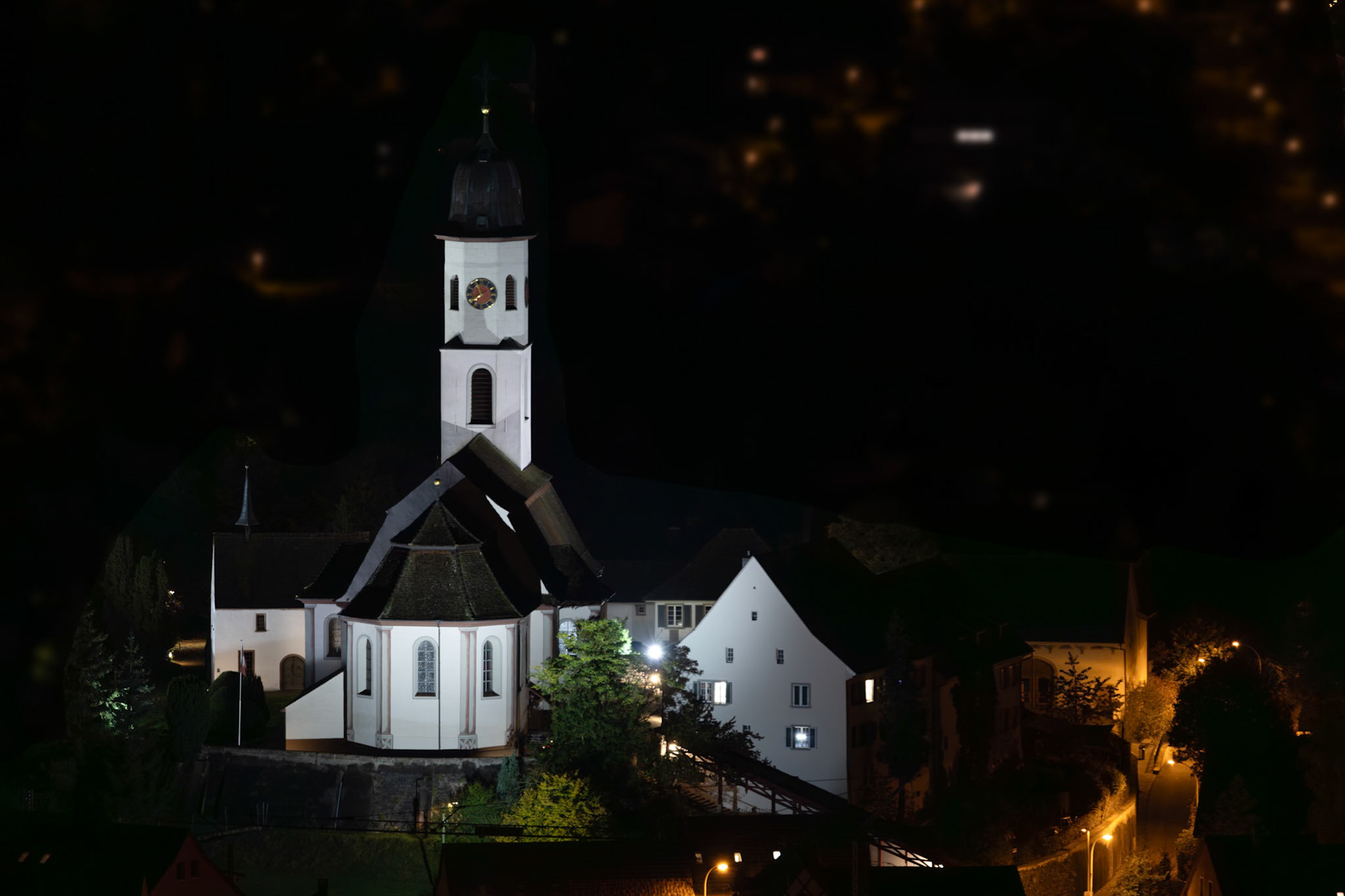 kath. Kirche bei Nacht