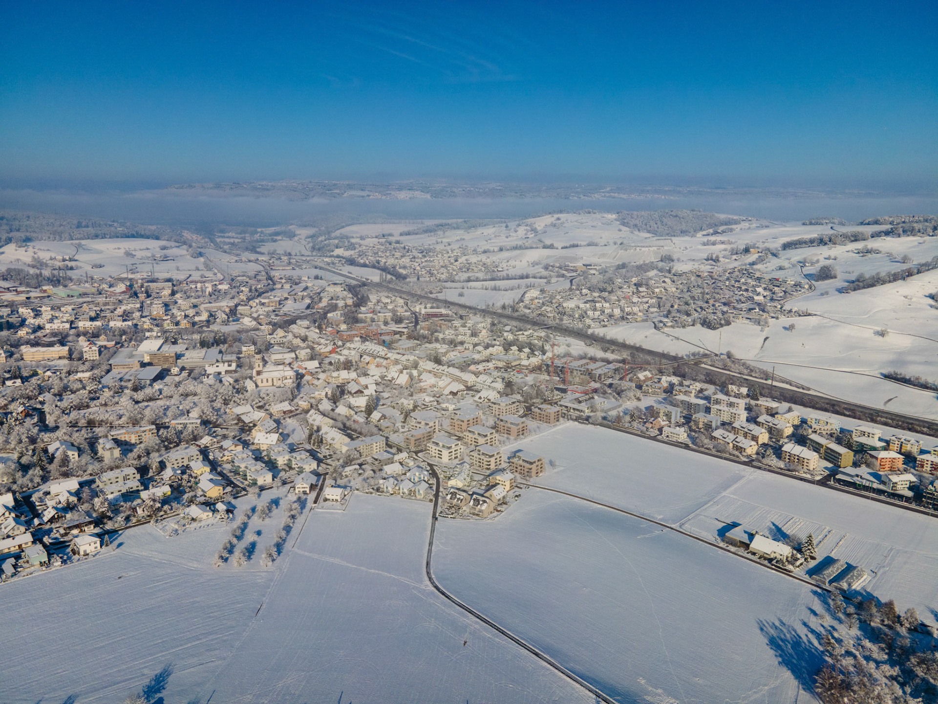 verschneites Dorf