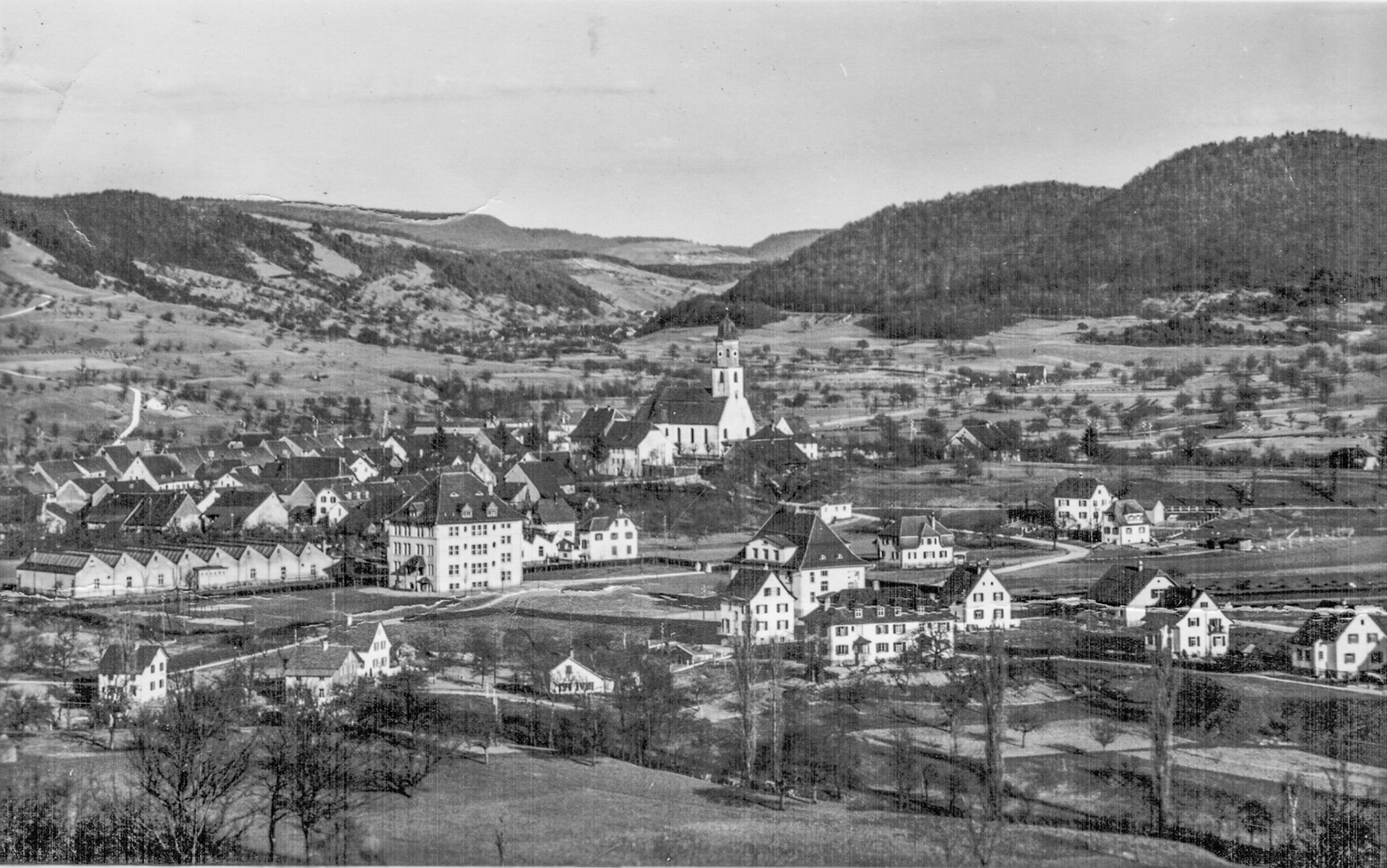 1934  Dorfansicht mit Schule und kath. Kirche