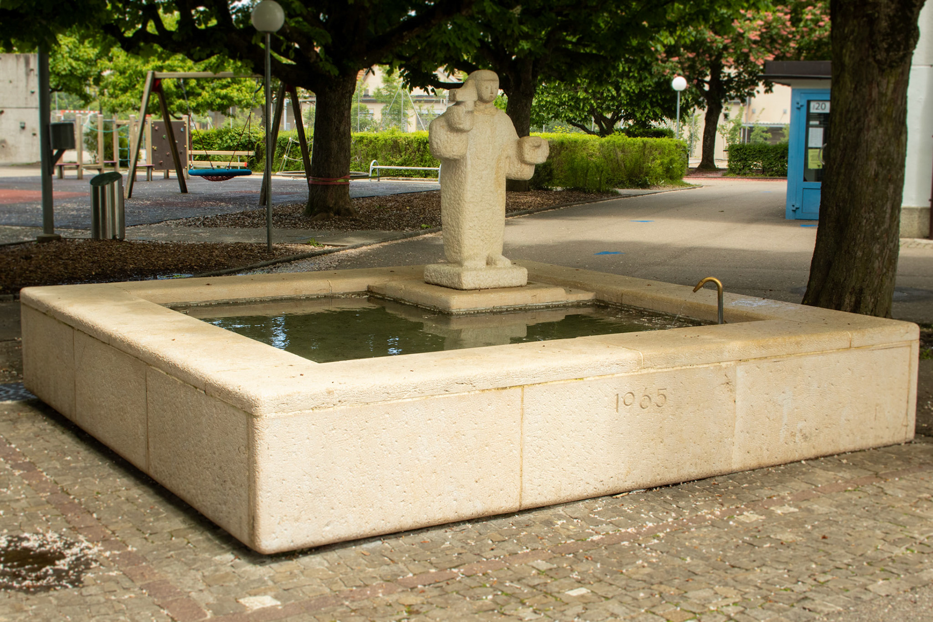 Brunnen Schule Dorf
