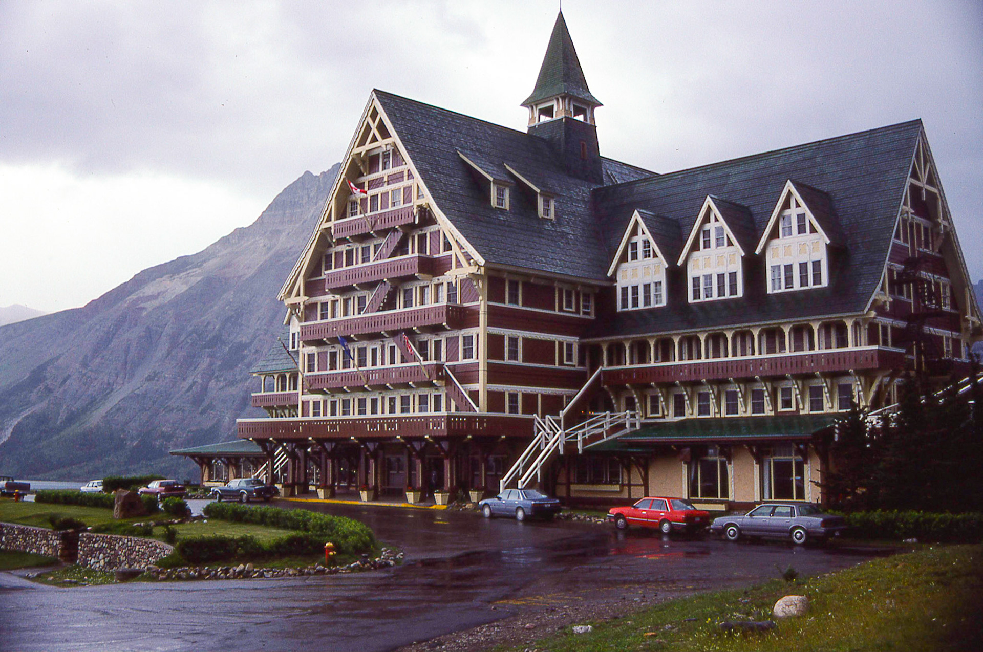 Constructed between 1926 and 1927, the hotel was built by the Great Northern Railway of the U.S. to lure tourists during the prohibition era. Nate and Barry stayed here before heading back for Minnesota.