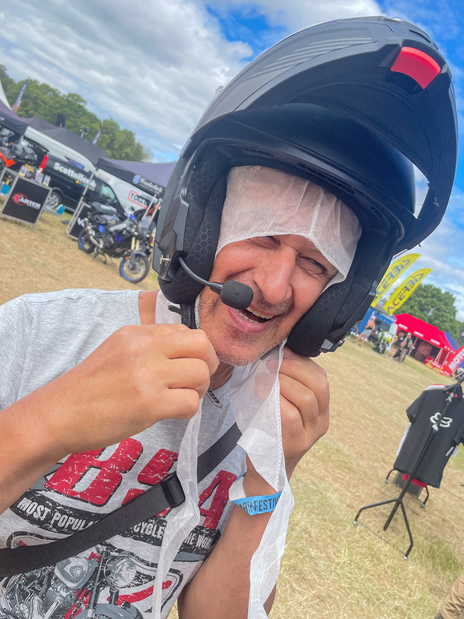Sel testing a new Sena lid! 