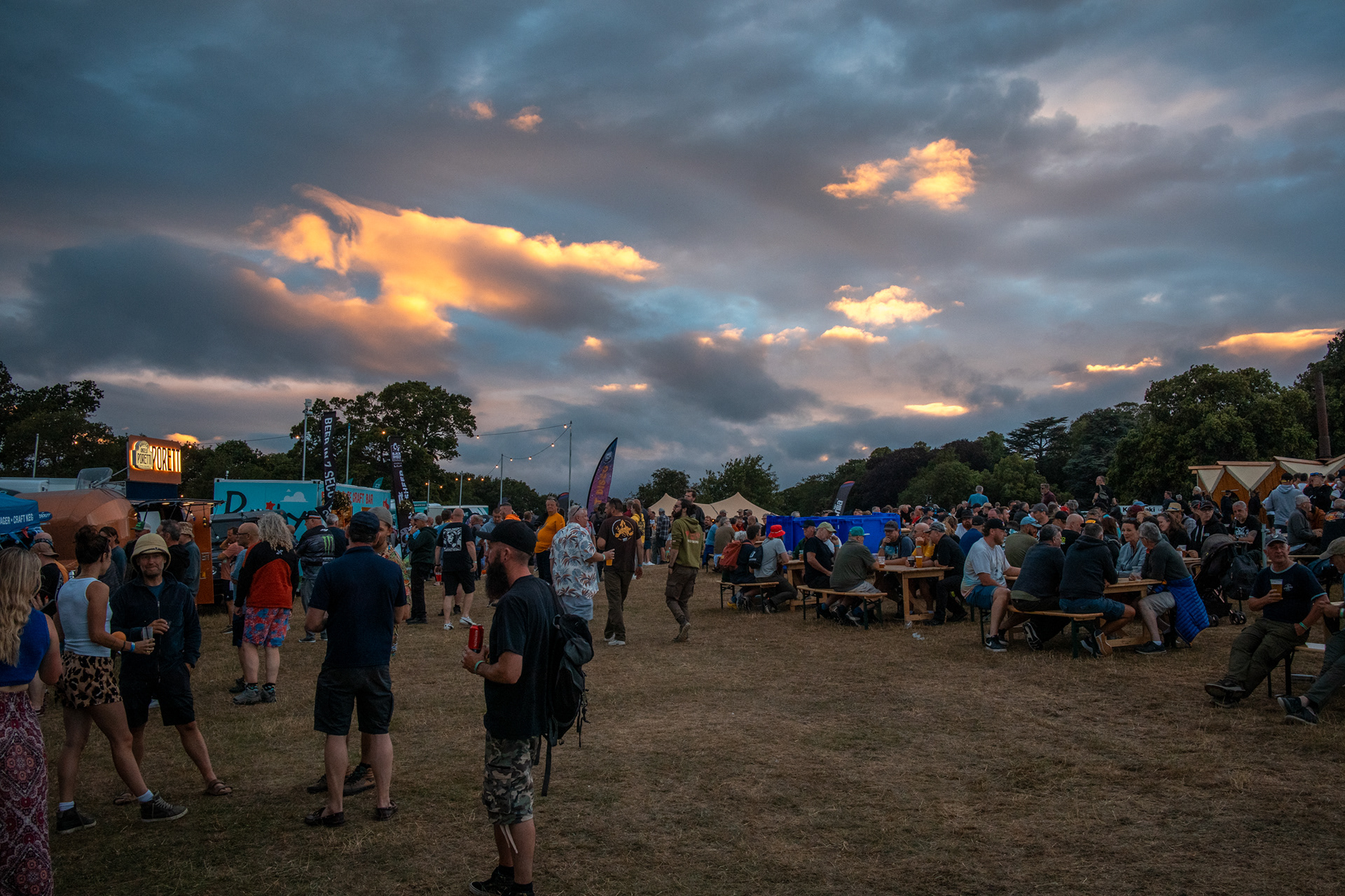 Evening atmosphere by the bars !