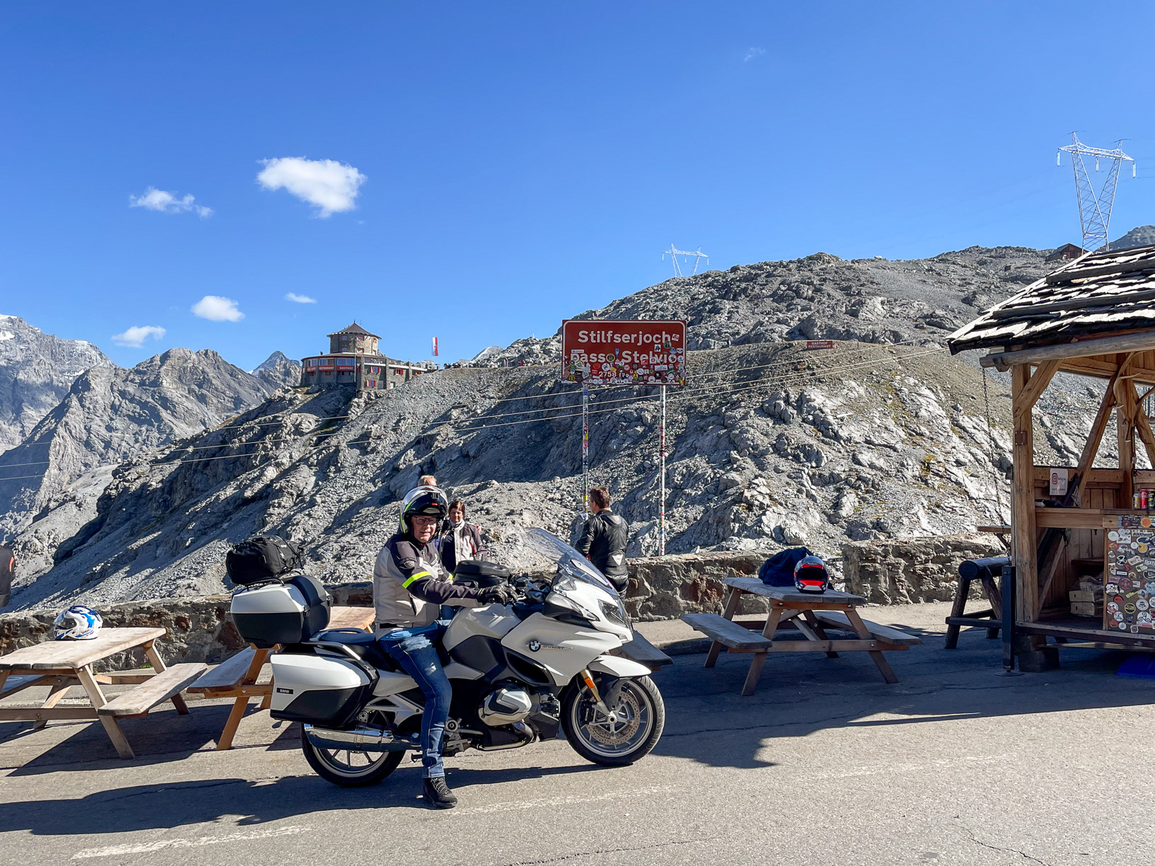 Obligatory picture by the pass sign! 