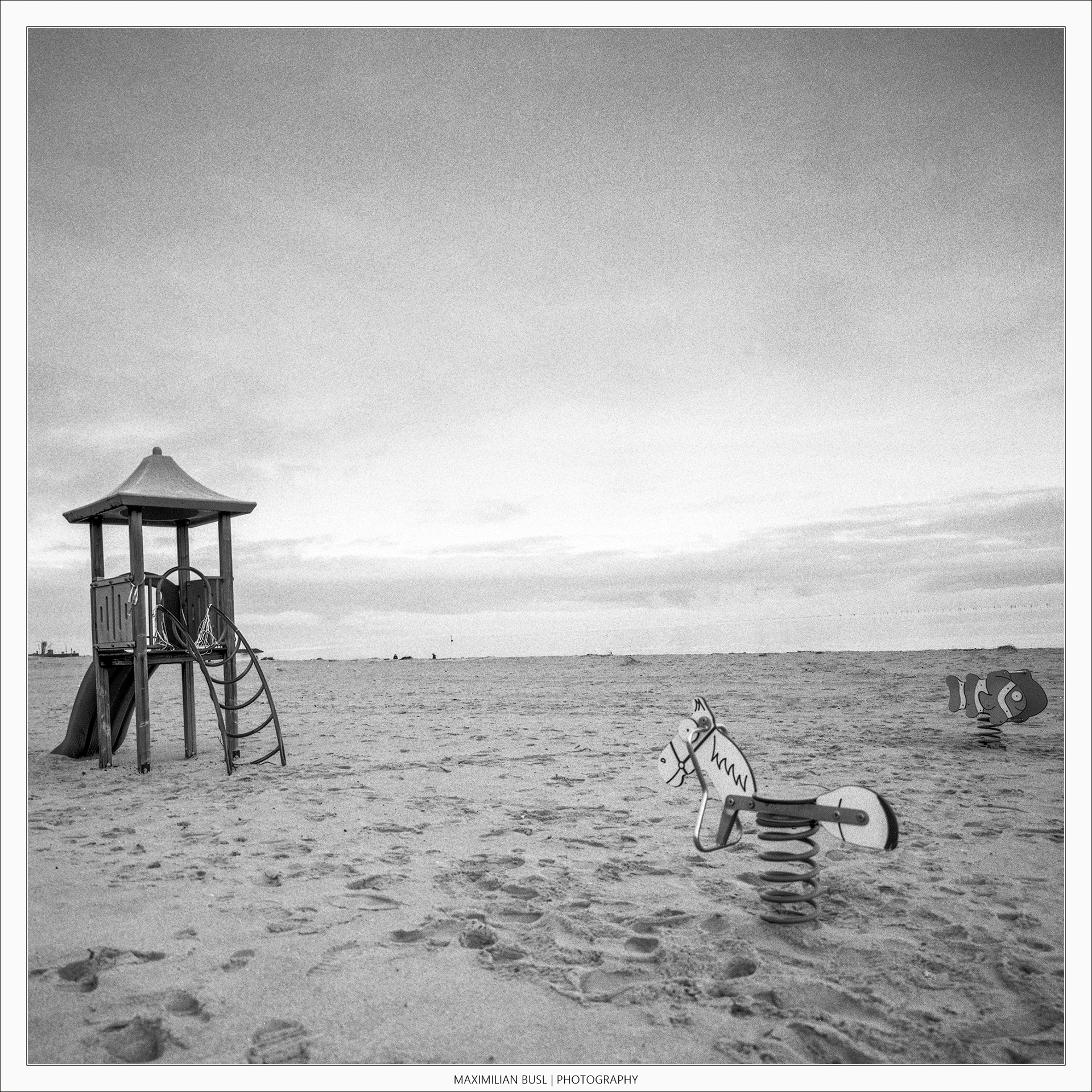 Menschenleerer Strand bei Hörum