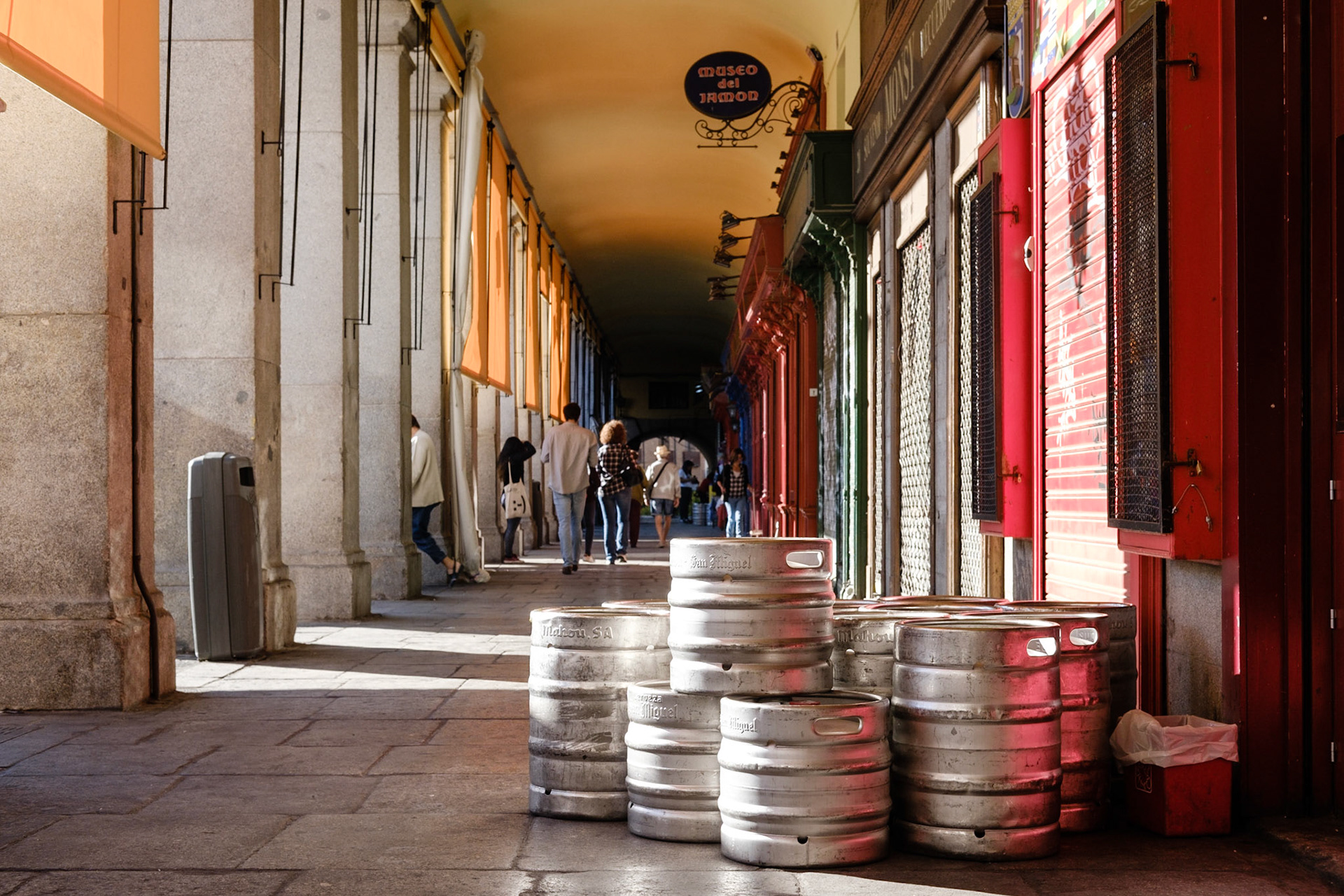 Los bares de la Plaza Mayor (Madrid - España) esperan el refill de los barriles de cerveza
