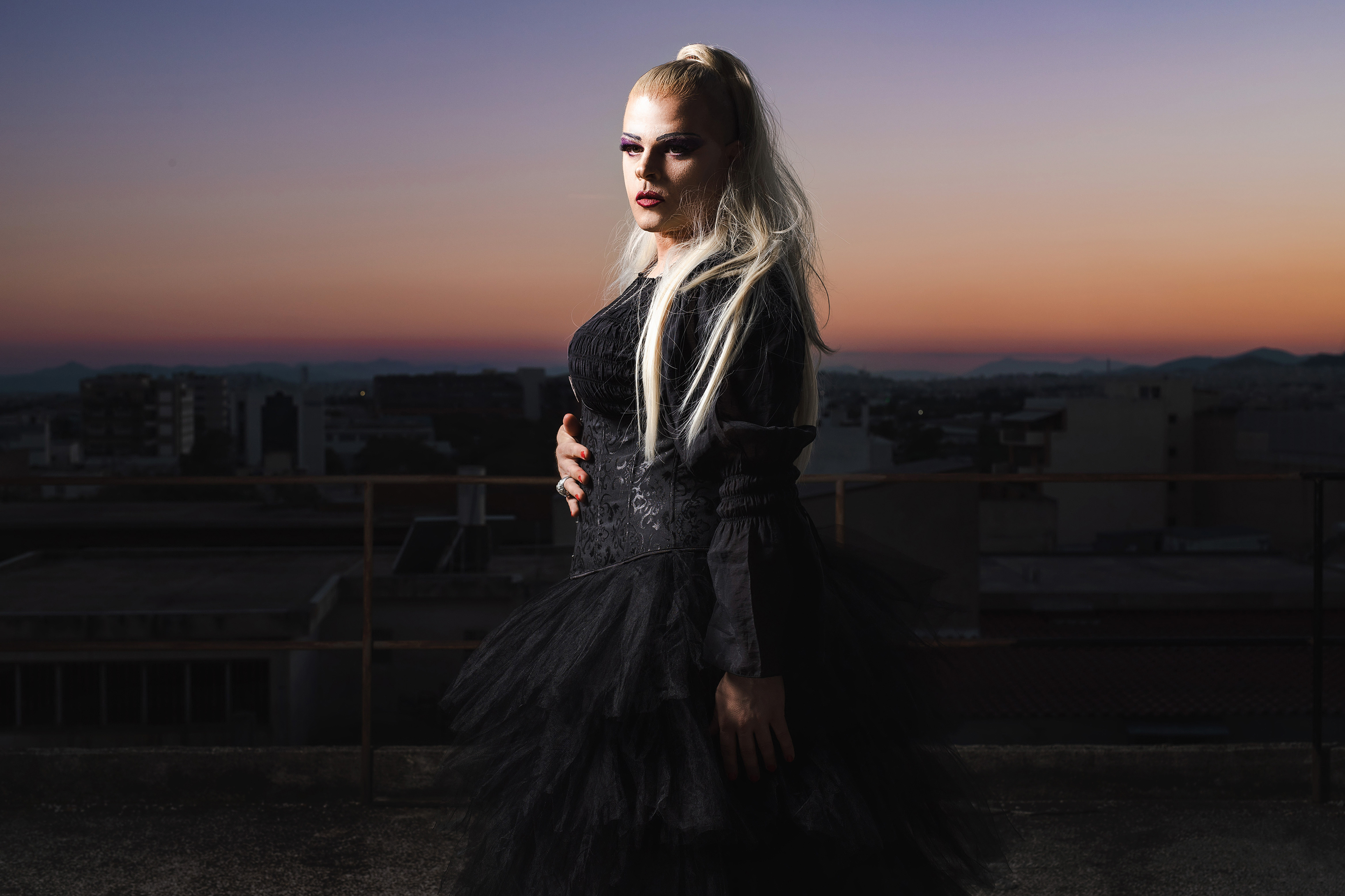 Lafert drag queen posing for Χαμίνι