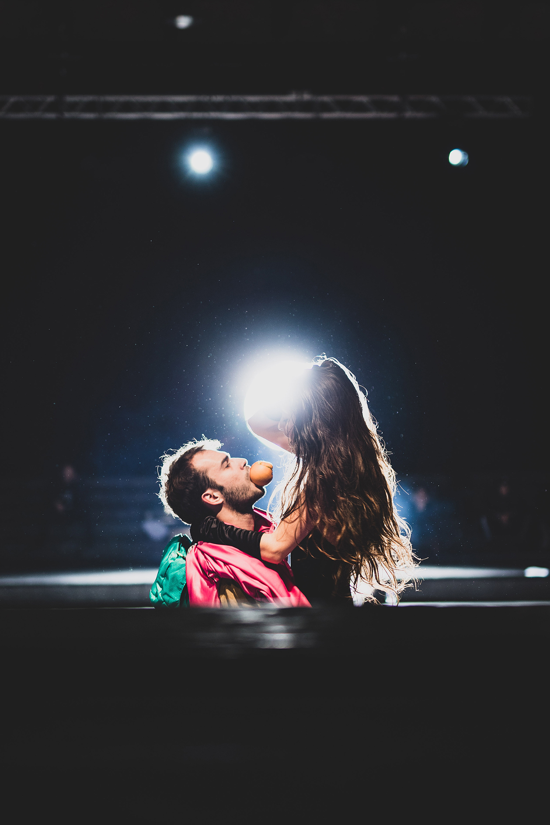 Το στομάχι της Σιμόνης Σουλ, Actors performing on a theater stage