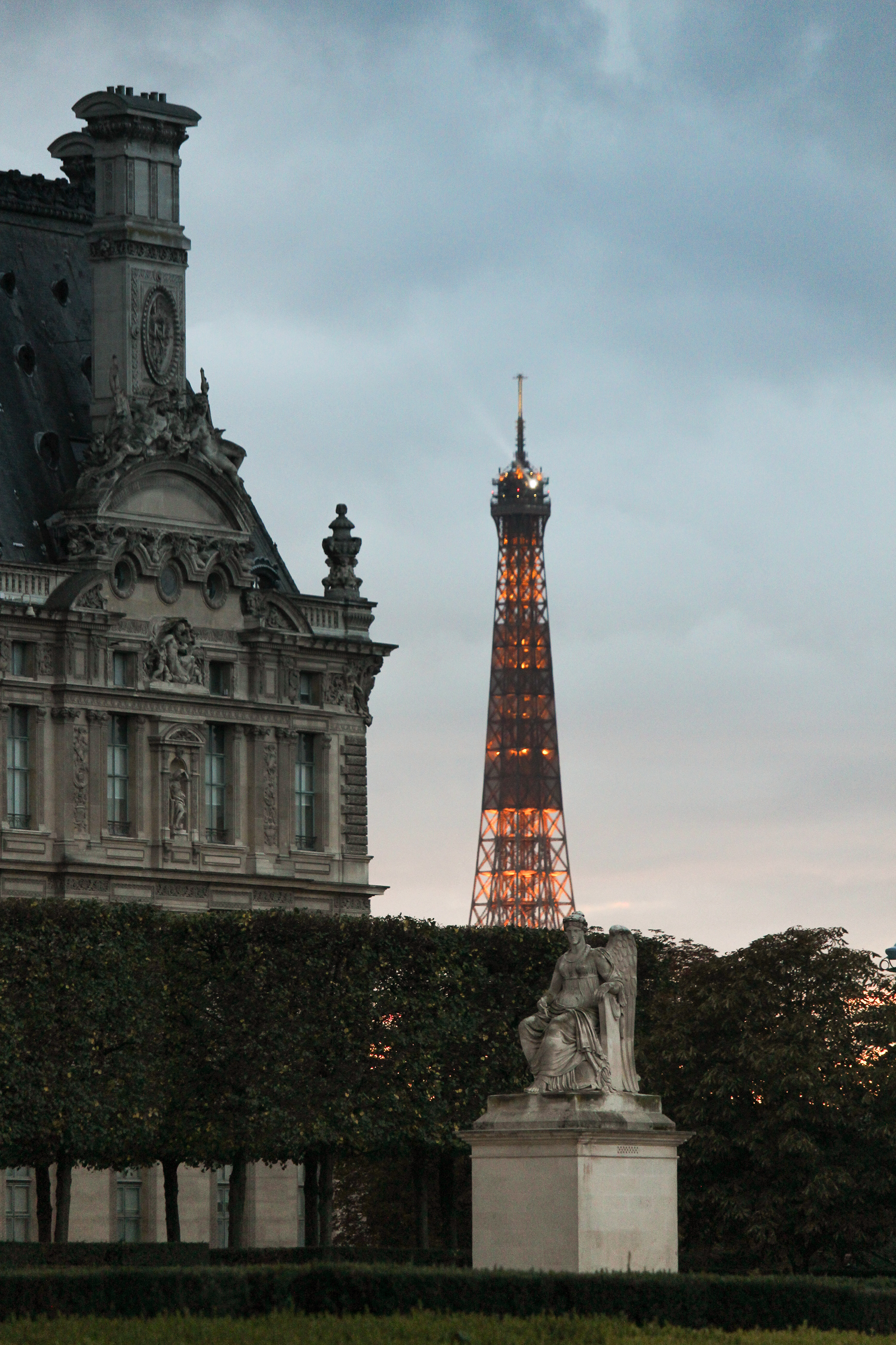 La Tour Eiffel au crépuscule, vue depuis la place du Carrousel