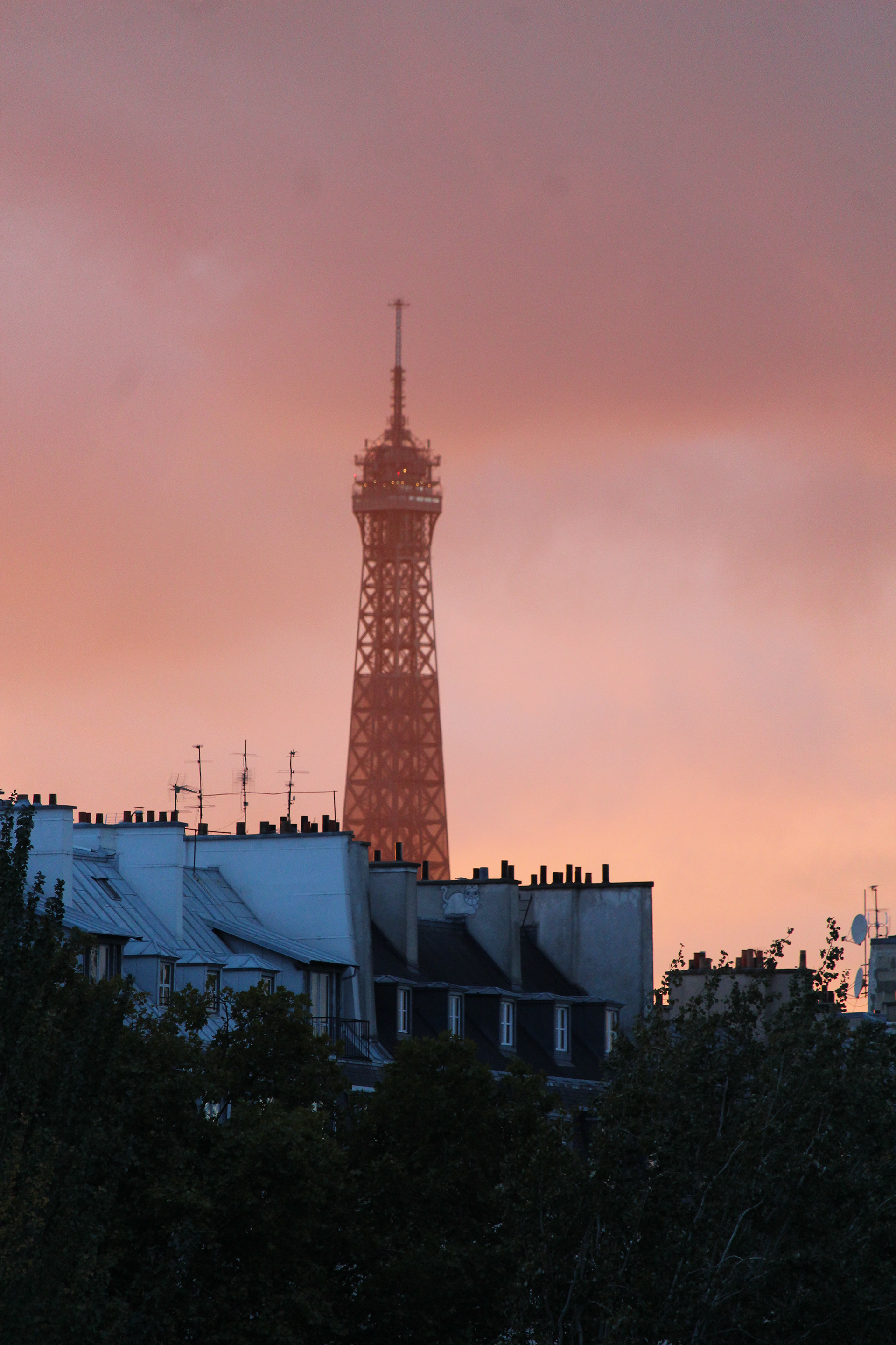 La Tour Eiffel sous la lumière du crépuscule