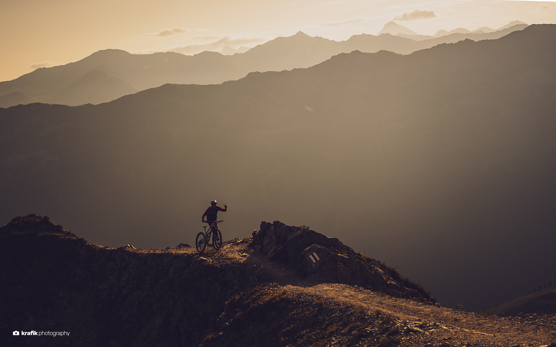 Mountainbiker Brämabüelgrat - Jakobshorn Davos Switzerland