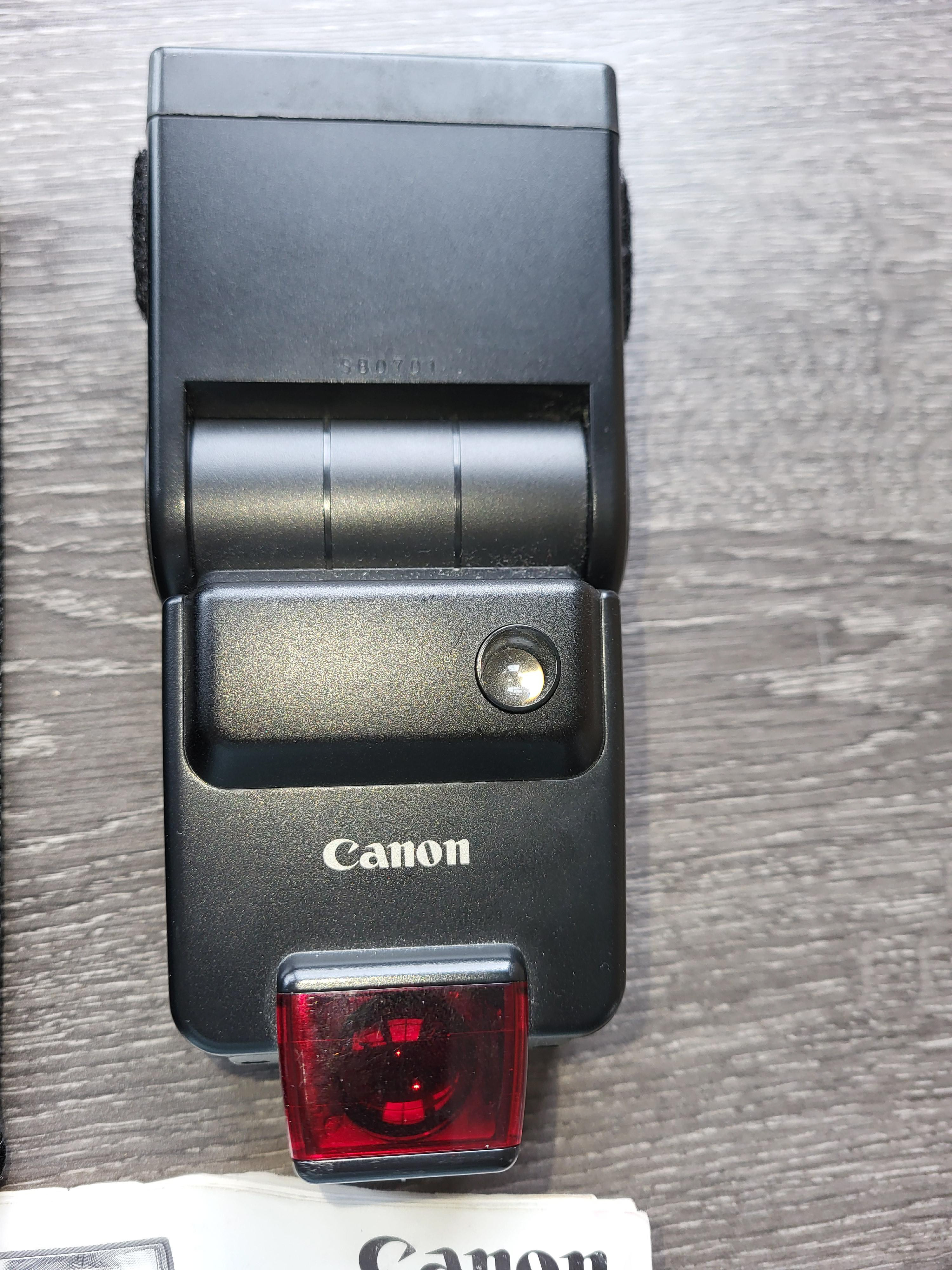 Canon 420EZ Speedlite with user manual and case. Low trigger voltage makes it suitable for modern Canon equipment.