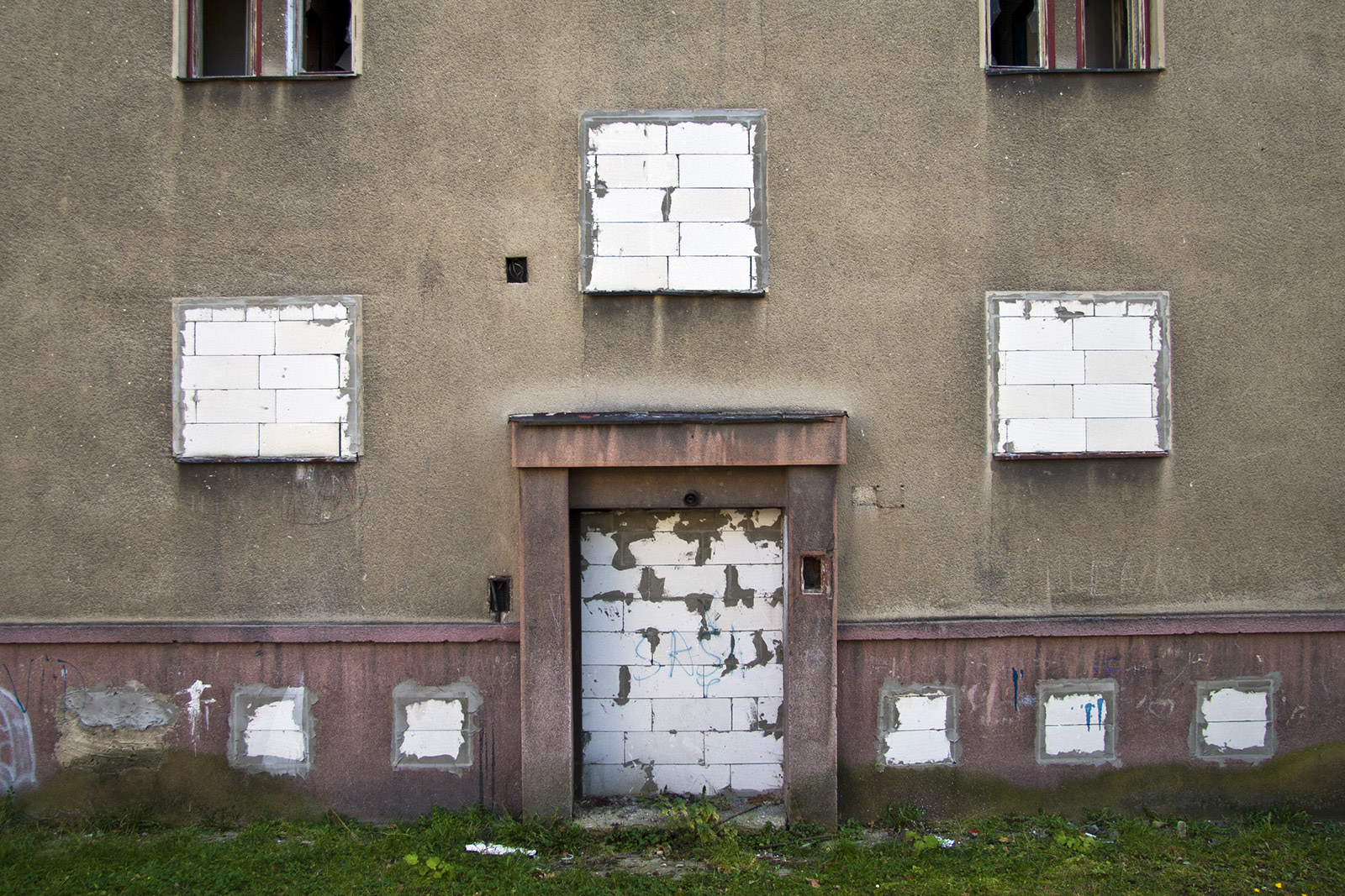 Photographs documenting surrounding buildings in the housing estate in Sokolov