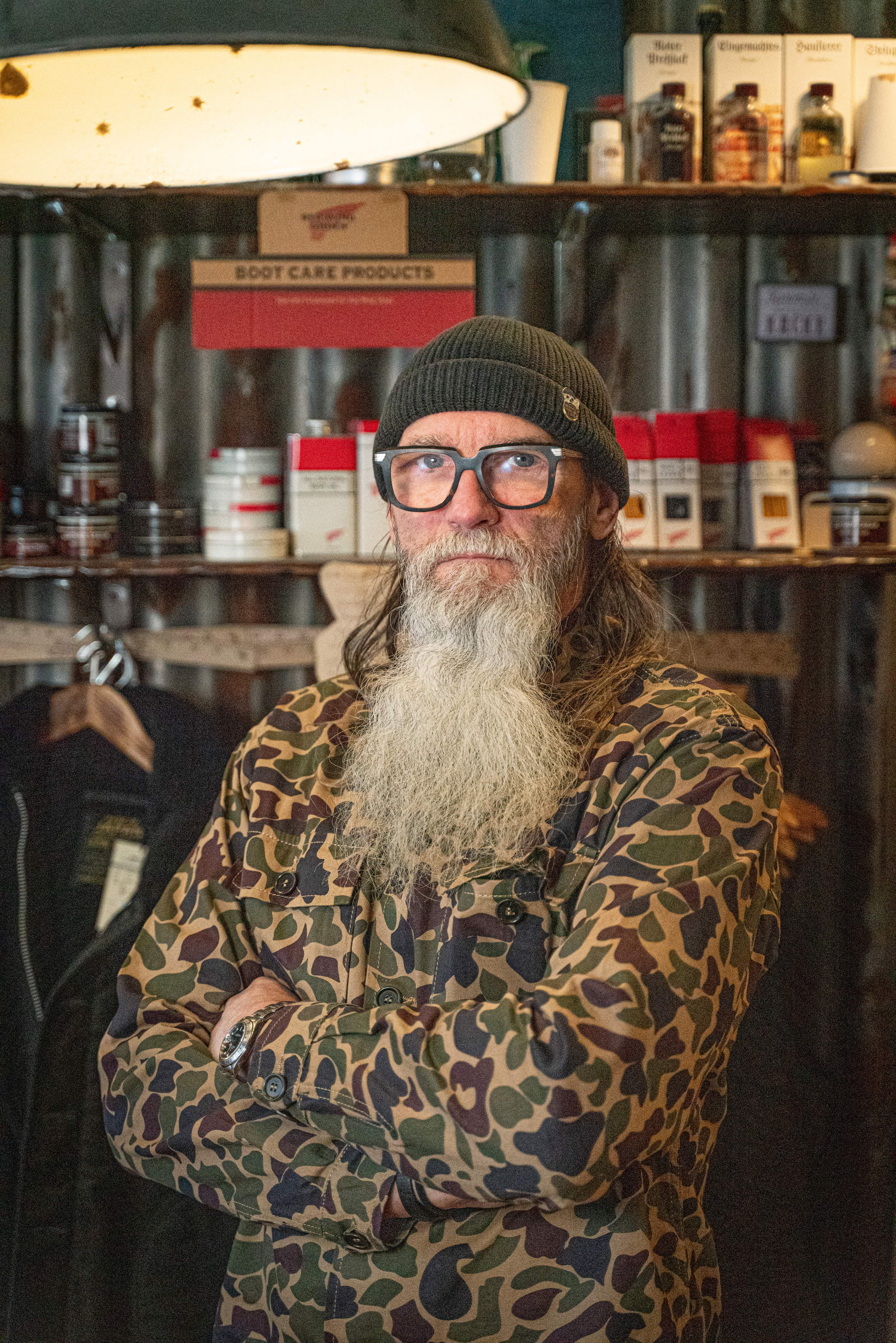 Chris Chory ist Inhaber des Heritage Kleidungsgeschäfts „Four Aces“ im Bremer Steintorviertel. Hier vertreibt er Hand gefertigte Herrenmode und ist mit seinem Laden mittlerweile ein kleines Unikat überdauerter Kiezkultur. Es hätte sich viel verändert im Viertel, meint Chory. Früher ein Ort von traditionellem Fachhandel ist nun der schnelle Konsum des Bremer Nachtlebens eingezogen. Geblieben ist die Zeitlosigkeit von Chorys Kleidung, Boots aus öl-gegerbtem Leder und Jacken aus gewachster Baumwolle. Jeder Jacke spürt man hier an, wieviel Zuwendung & Hand sie erfahren hat. „Wertschöpfung fängt bei den kleinen Dingen an.“