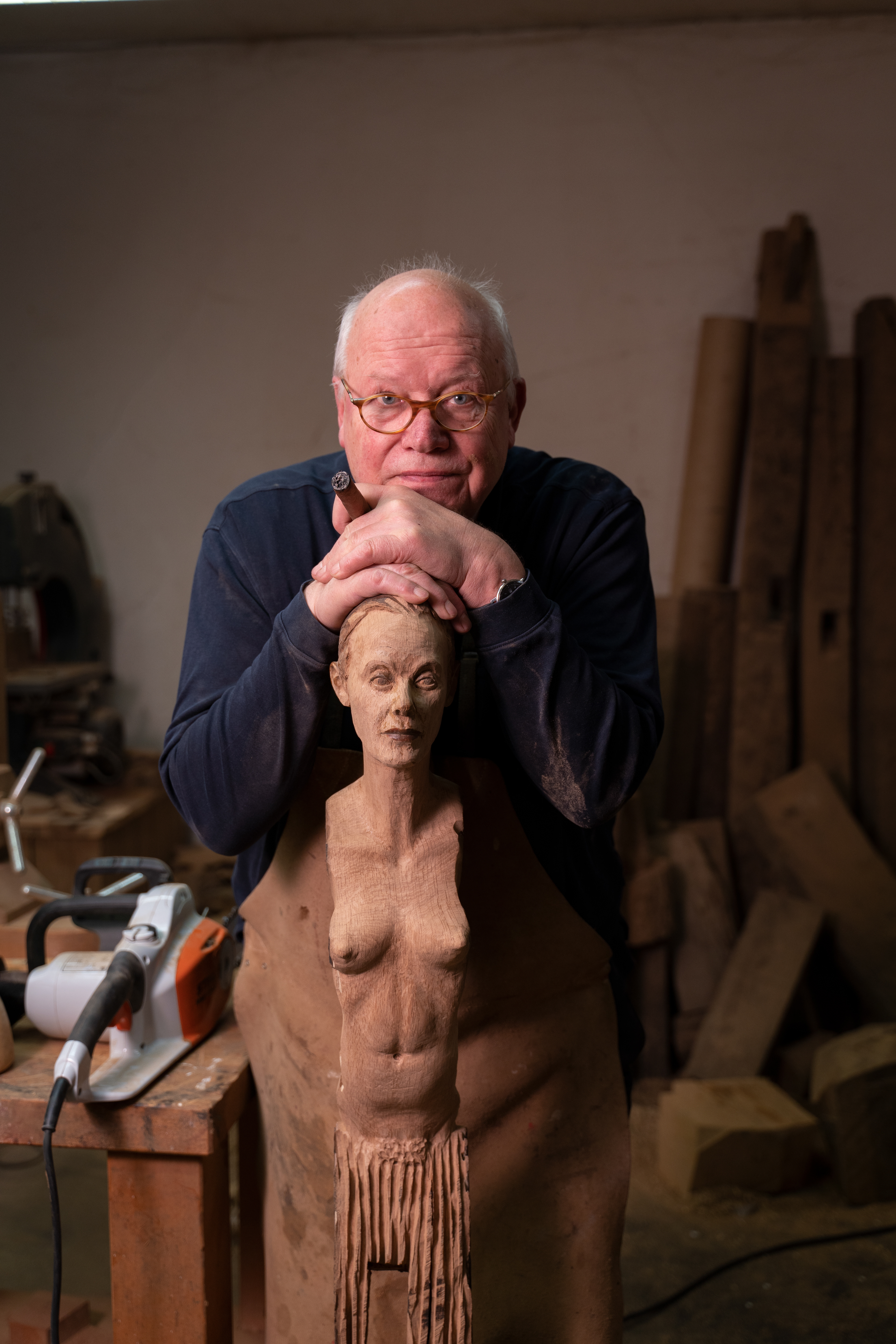 Otto Reinicke in seinem Atelier in Hannover-Südstadt. Mit der Kettensäge schafft er seine Skulpturen.