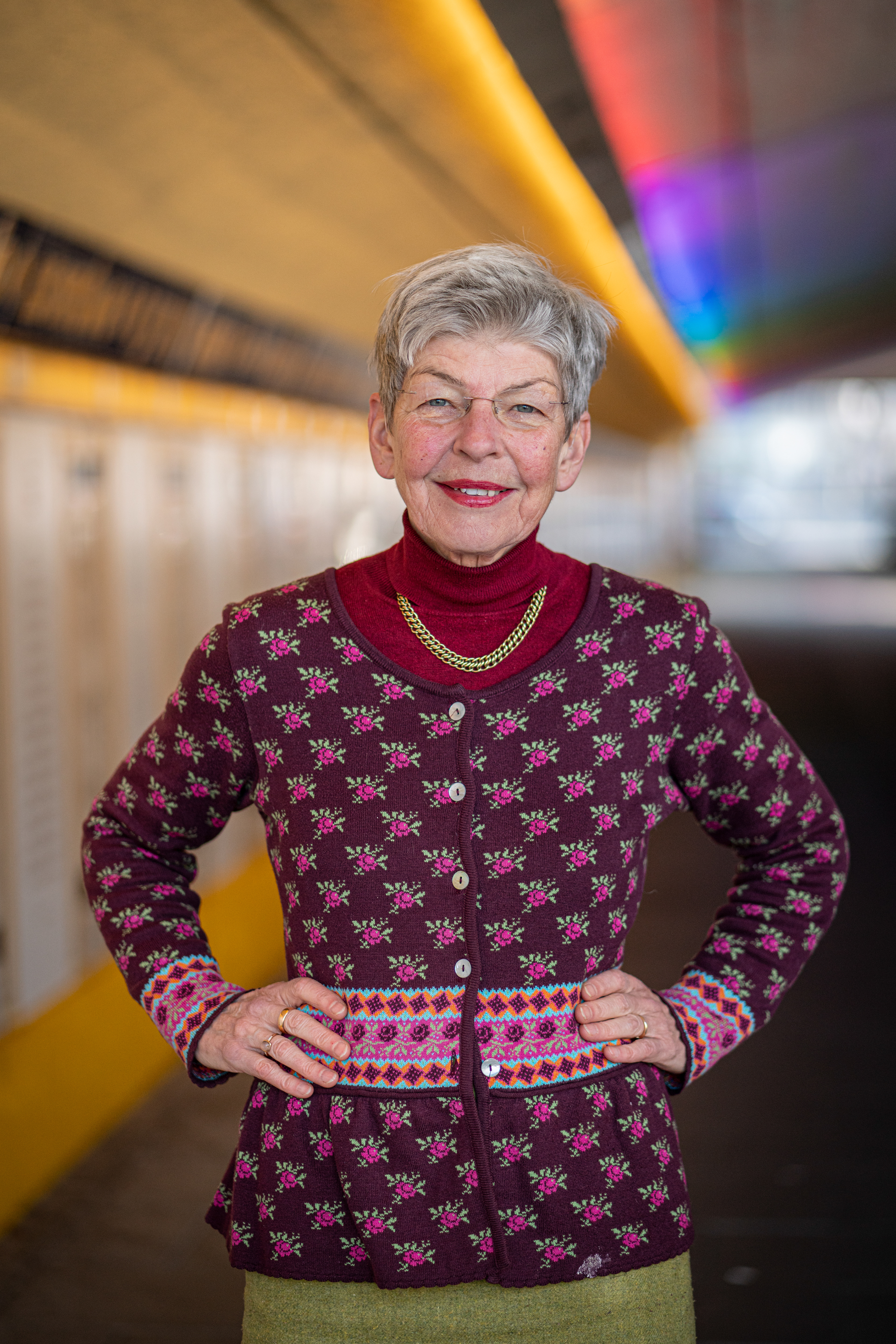 Regina Heygster ist Begründerin des Friedenstunnel -Projekts in Bremen und engagiert sich ehrenamtlich in der Hospizhilfe. Das Thema "Leben, Tod und Trauer" ist ihr ein wichtiges Anliegen. Fotografiert fürs Stadtmagazin Bremen, 2025.