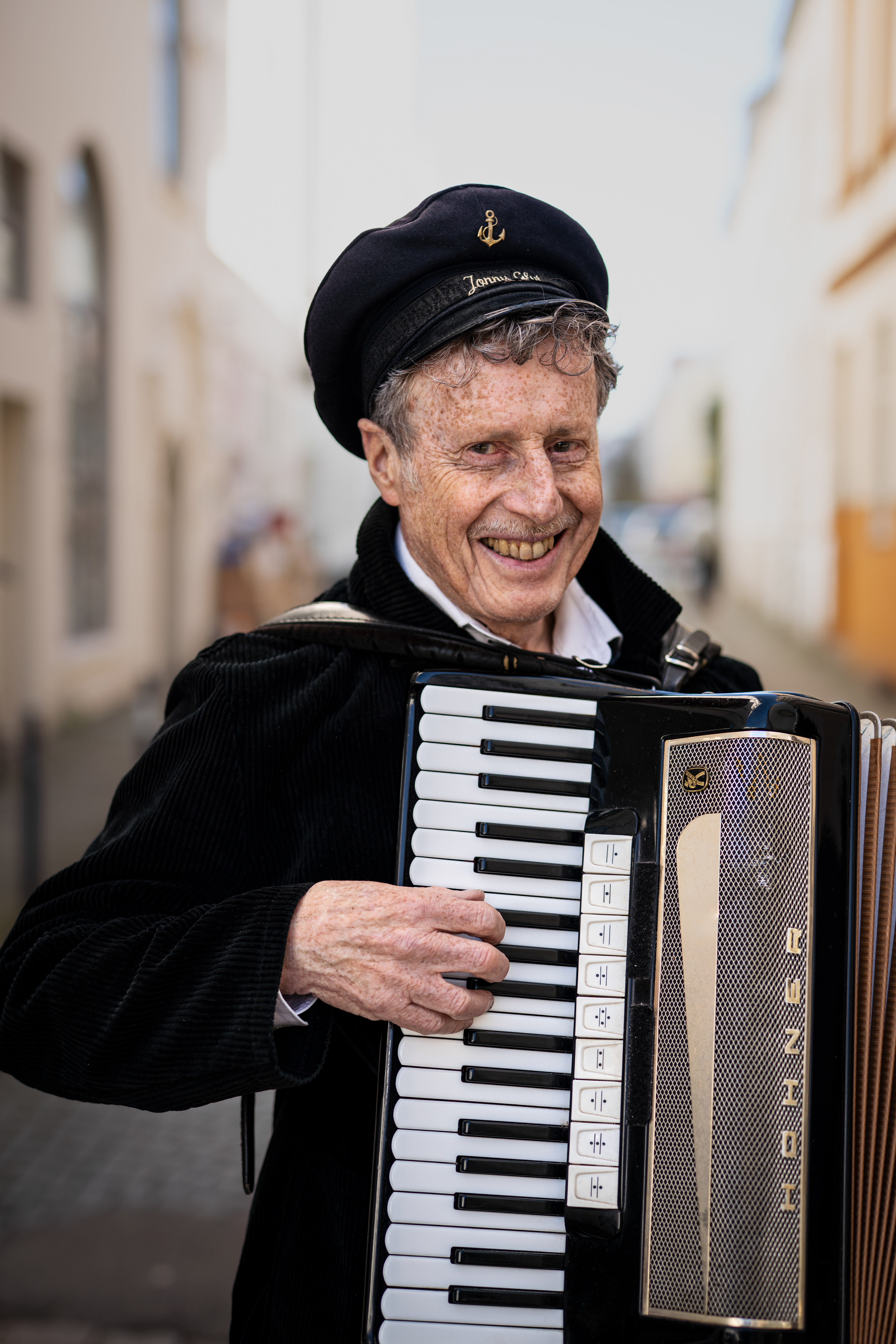 „Ich bin meiner eigenen Geschichte entsprungen.“ Für das Viertel Magazin habe ich den Musiker Jonny Glut porträtiert – Musiker, Dichter, Seemann und seit Jahrzehnten Teil des Milchquartiers in Bremen. Im Interview spricht Jonny über Bremen in den 80ern, über Hausgemeinschaften, Akkordeons, seine legendäre Band „Die Stehpisser“ und darüber, wie aus einer literarischen Figur irgendwann ein echtes Leben wurde. Ein Porträt zwischen Hafenklängen, Waterkantry und der Frage, wer man eigentlich ist. 