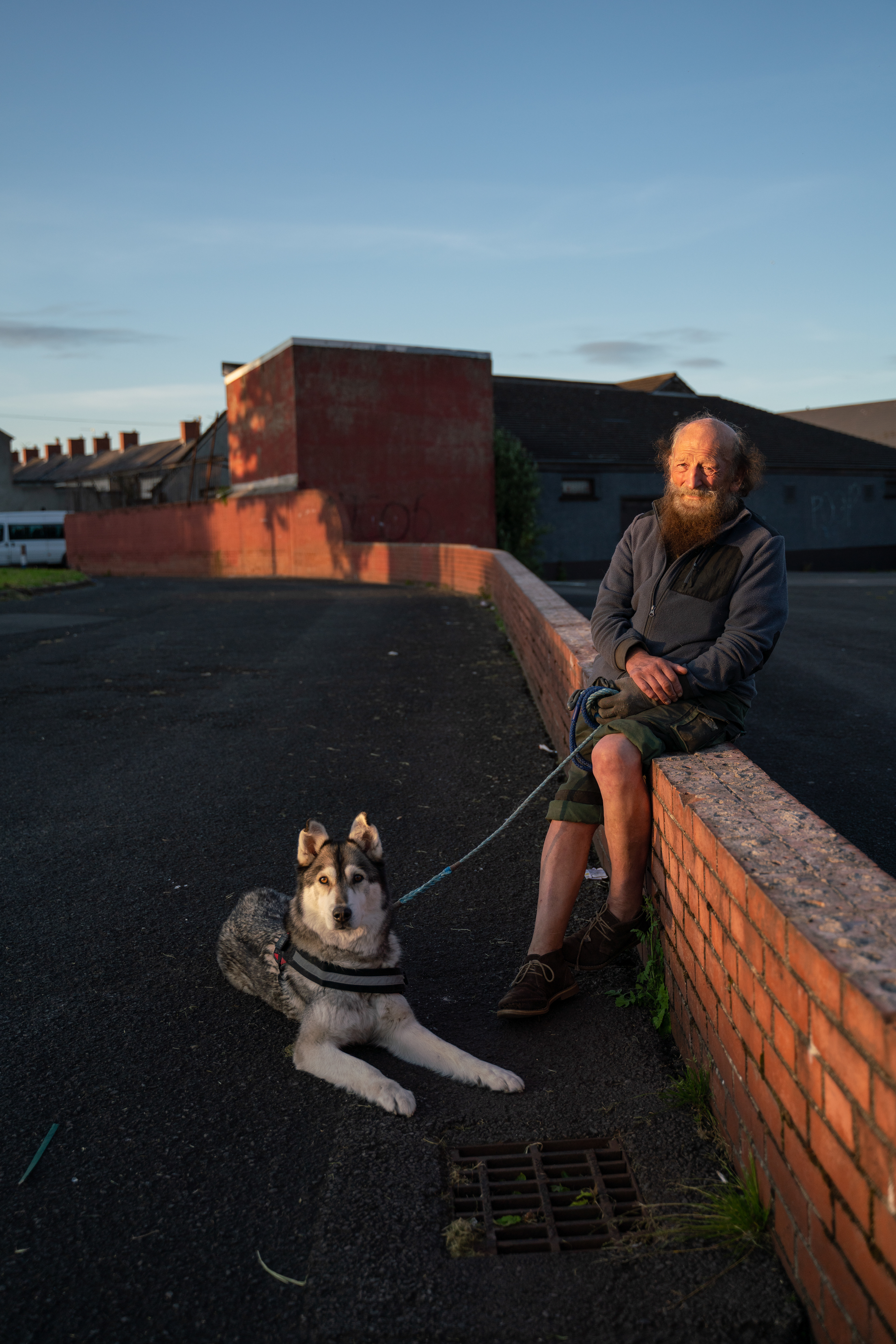 Jim Heald ist 81 Jahre alt und hegt eine tiefe Verbundenheit zum Bezirk Shankill in Belfast. Sein Vater war Werftarbeiter und er selbst hat jahrzehntelang für eine hier ansässige Aircraft-Fabrik gearbeitet. Shankill war ursprünglich eines der großen Industrie- und Arbeiterviertel im Westen der Stadt von Belfast. Aus meiner Reportage "There fell with their Faces to the Fox"