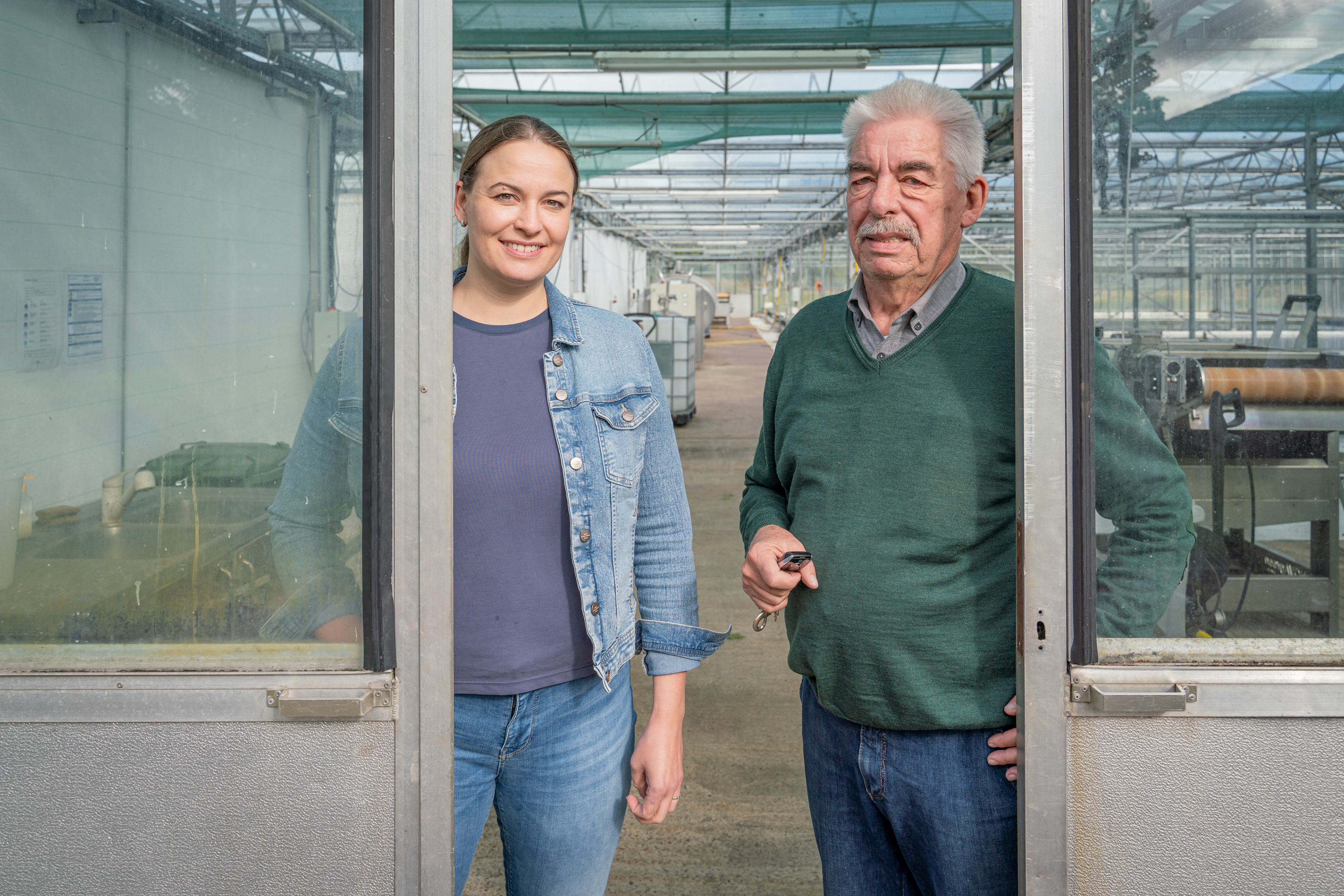 Seit nunmehr über 30 Jahren kultiviert die Unternehmerfamilie Cordes auf einer Mikroalgenfarm in Vechta im Oldenburger Münsterland Mikroalgen `Spirulina´. Schon in den 1990er Jahren begann Seniorchef Rudolf Cordes (re.) damit, Kohlsorten zu kreuzen. Herausgekommen ist ein regionales Superfood, dass nun seine Tochter Caroline (li.) führt. Weserkurier 2023