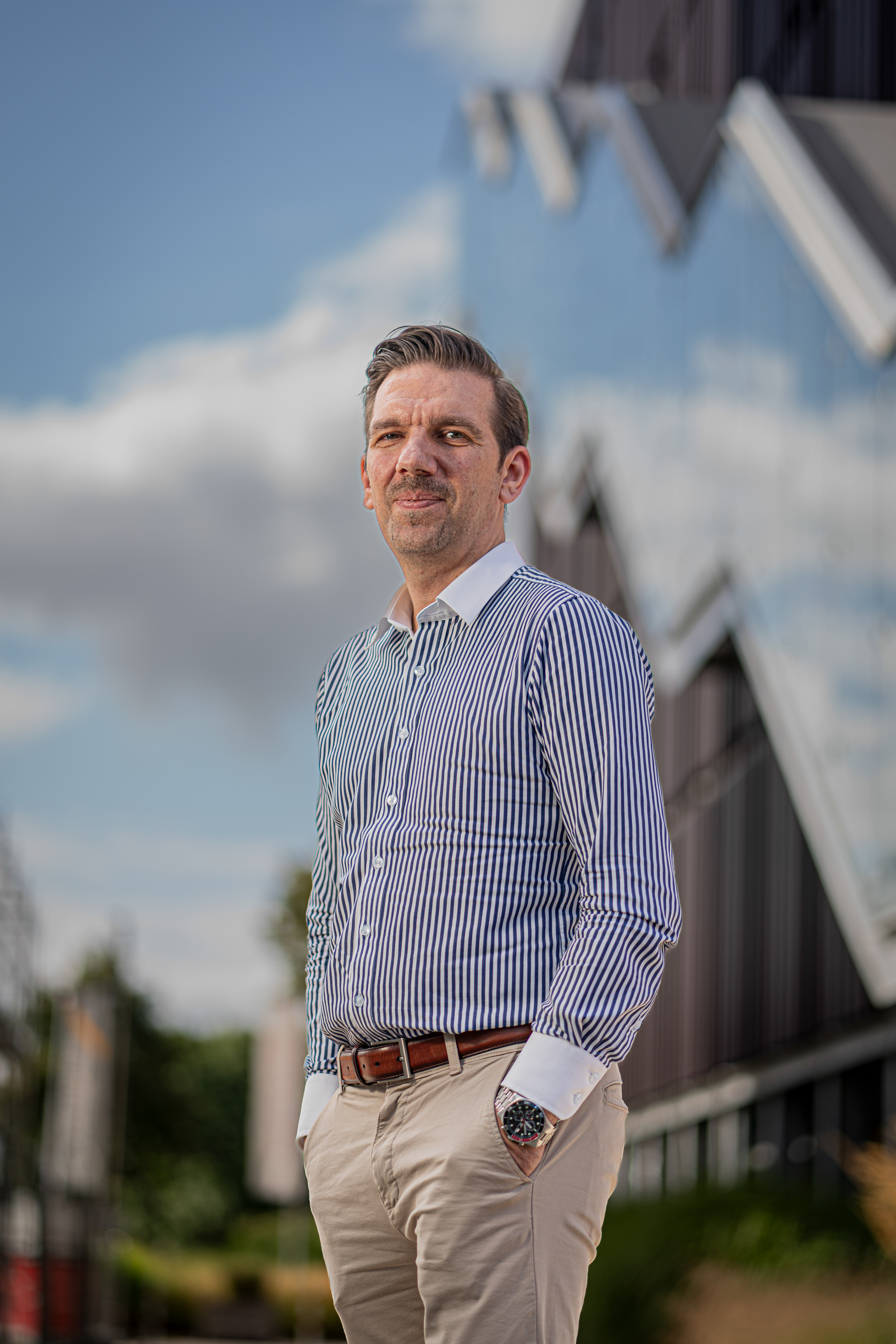 Vom Einmannbetrieb zum Arbeitgeber von über 100 Menschen. Mitten in der Pandemie gegründet, heute in Büros, Kliniken, Hotels & sogar im Weserstadion im Einsatz: Dennis Neifer hat mit seinem Gebäudeservice Mut bewiesen – und Erfolg geerntet. Robotik, Nachhaltigkeit und ein hoher Anspruch treiben sein Unternehmen weiter voran. Für Stadtmagazin Bremen (2025)