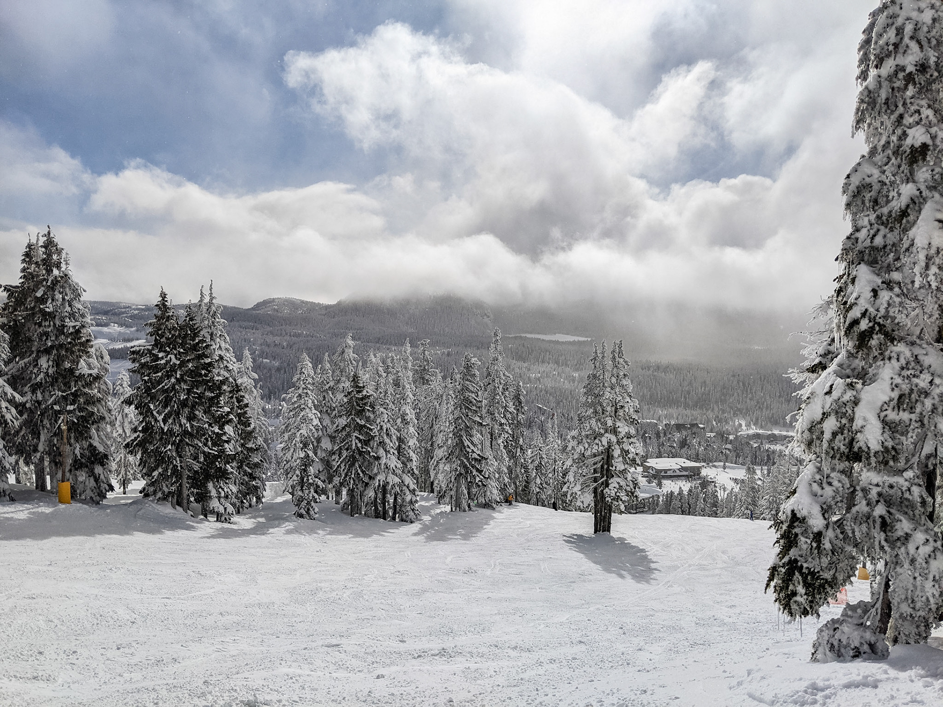 Beautiful day on Mount Washington Ski resort.