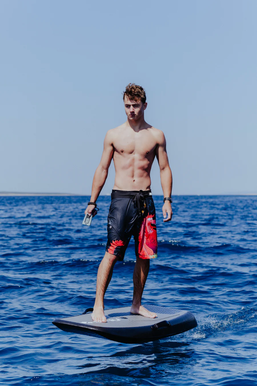 Make a splash in M's Long Azdaha Swim Shorts! With a polyester-elastane blend and a mesh lining, they'll keep you comfy and cool in any kind of fun. Plus, there's a convenient zipper pocket for your beach-day essentials! (Think sunscreen, treats, sunglasses, you name it!) Grab your pair and dive in!