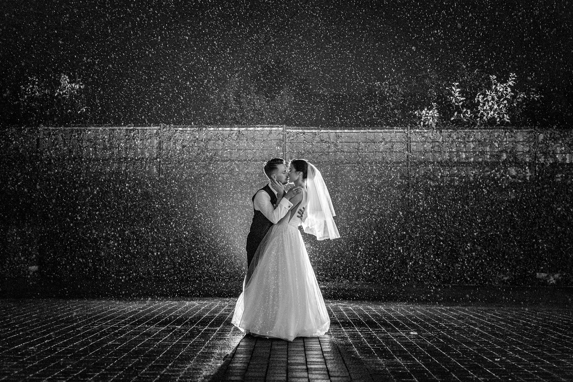 Para młoda w deszczu Fotografia Ślubna Krosno